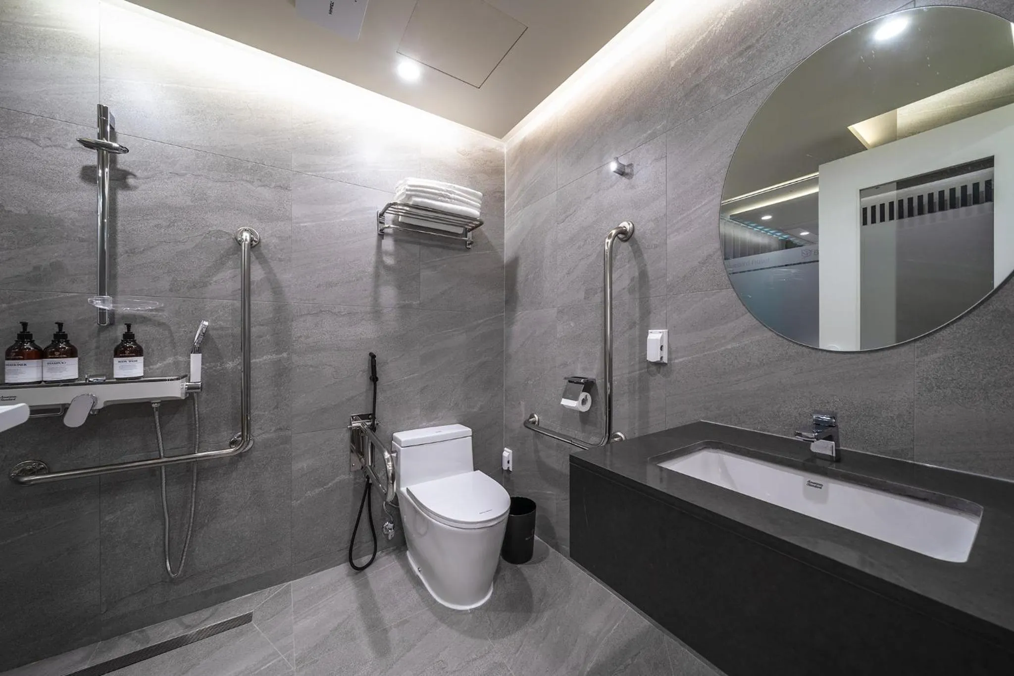 Toilet in Bluebird Hotel