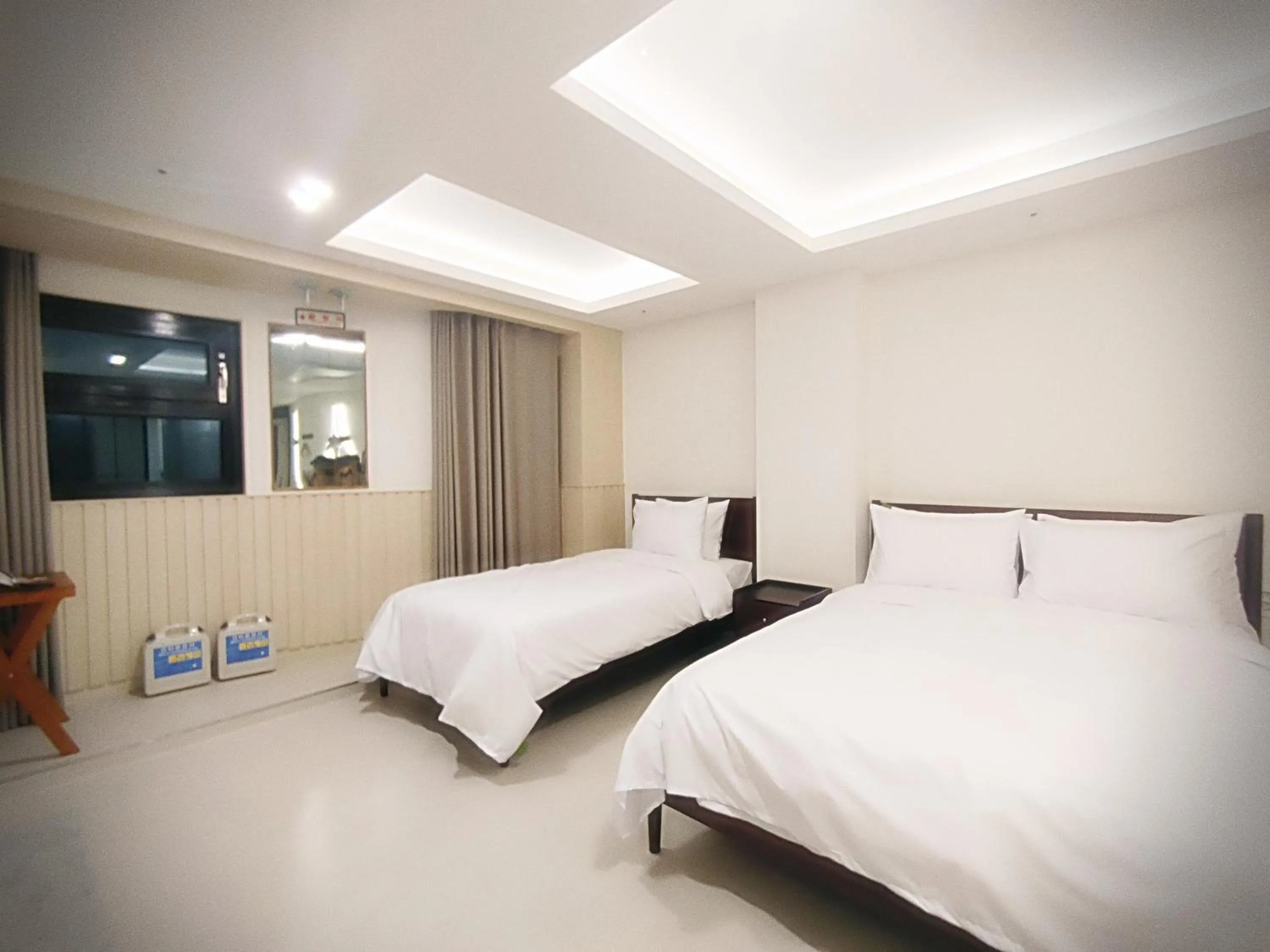 Bedroom, Bed in Bluebird Hotel