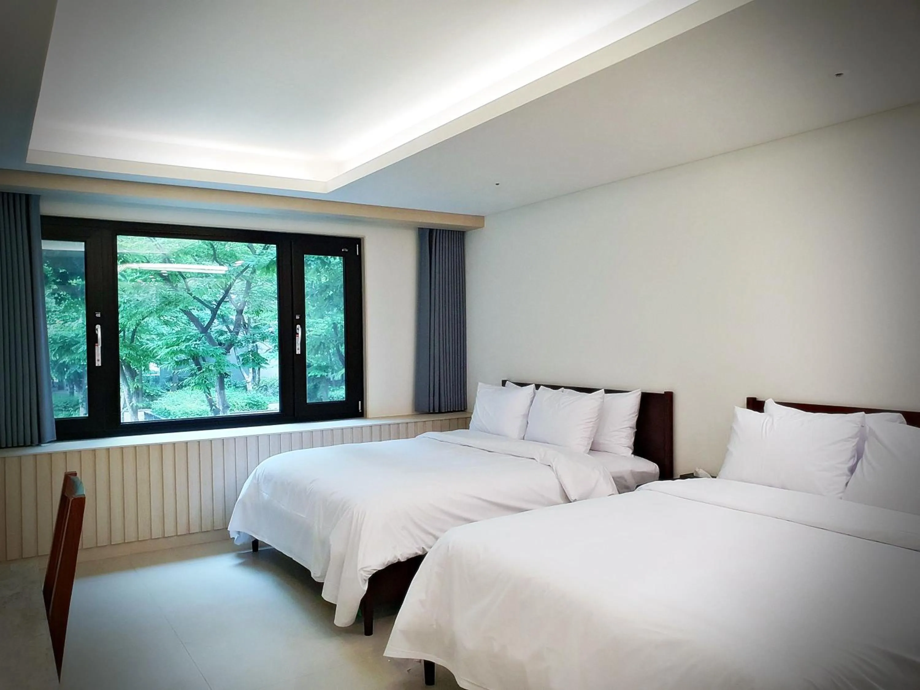 Bedroom, Bed in Bluebird Hotel