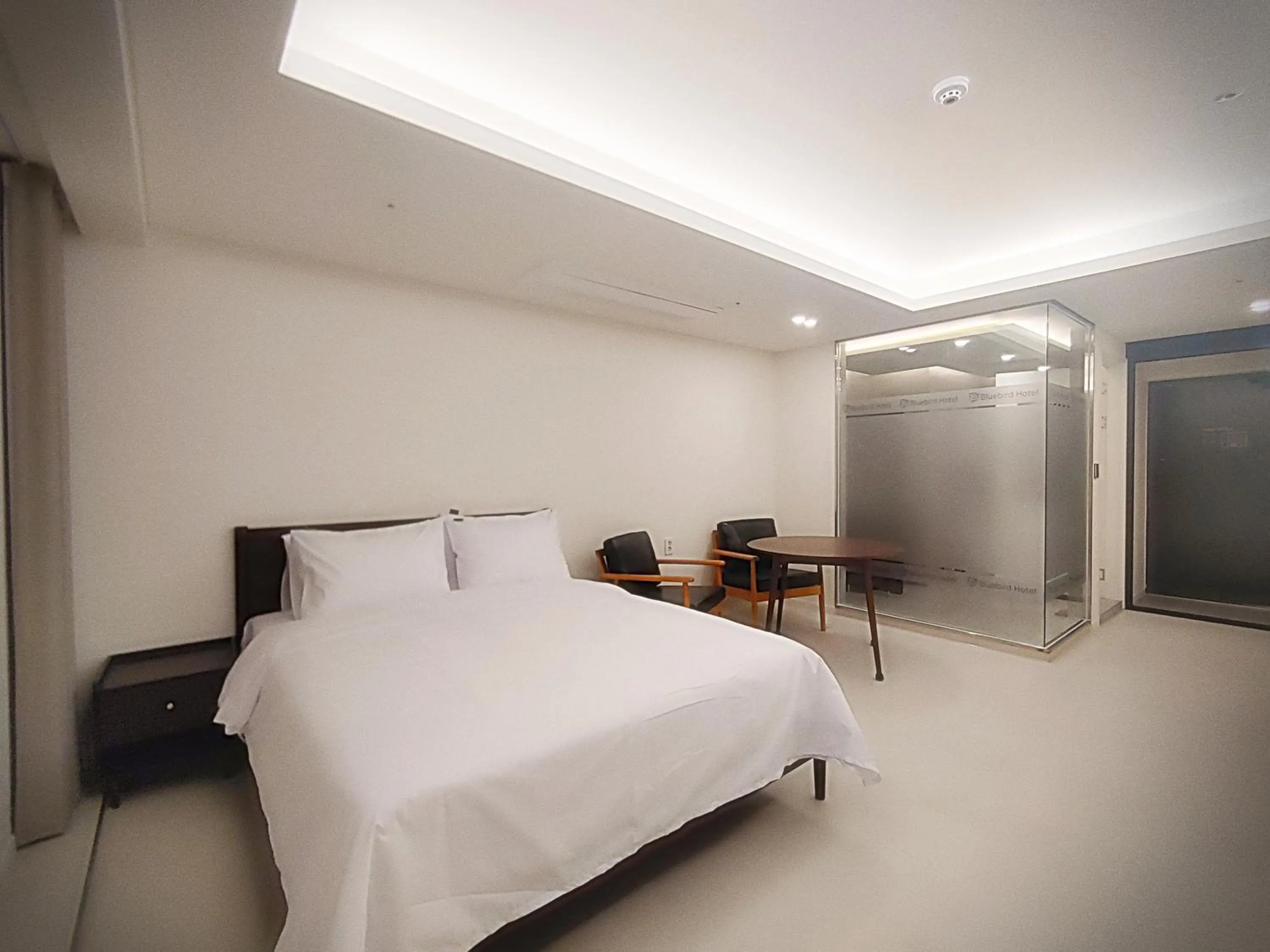 Bedroom, Bed in Bluebird Hotel