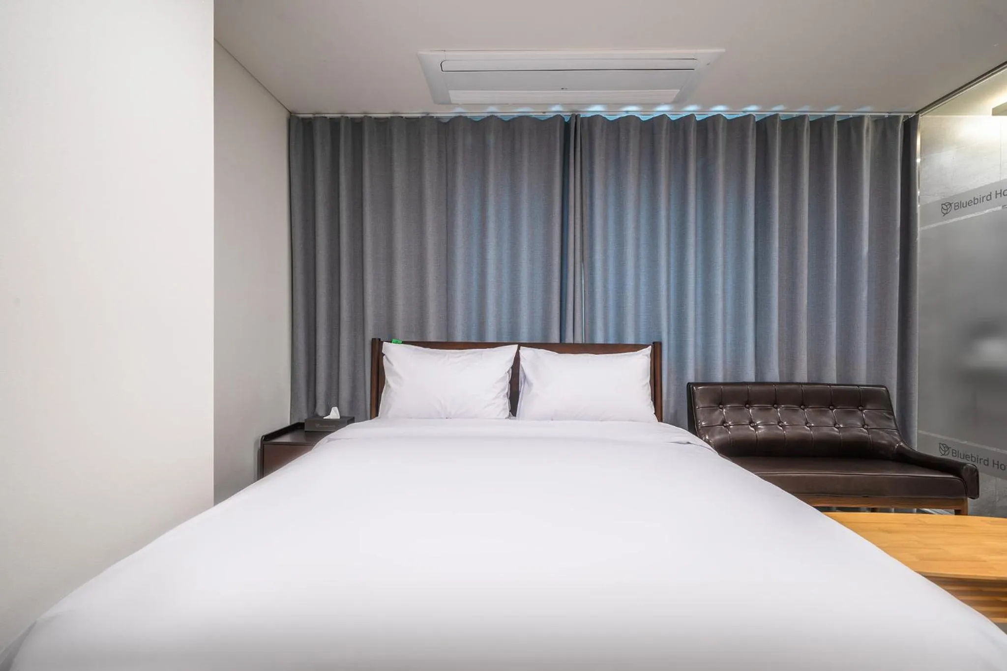 Bedroom, Bed in Bluebird Hotel