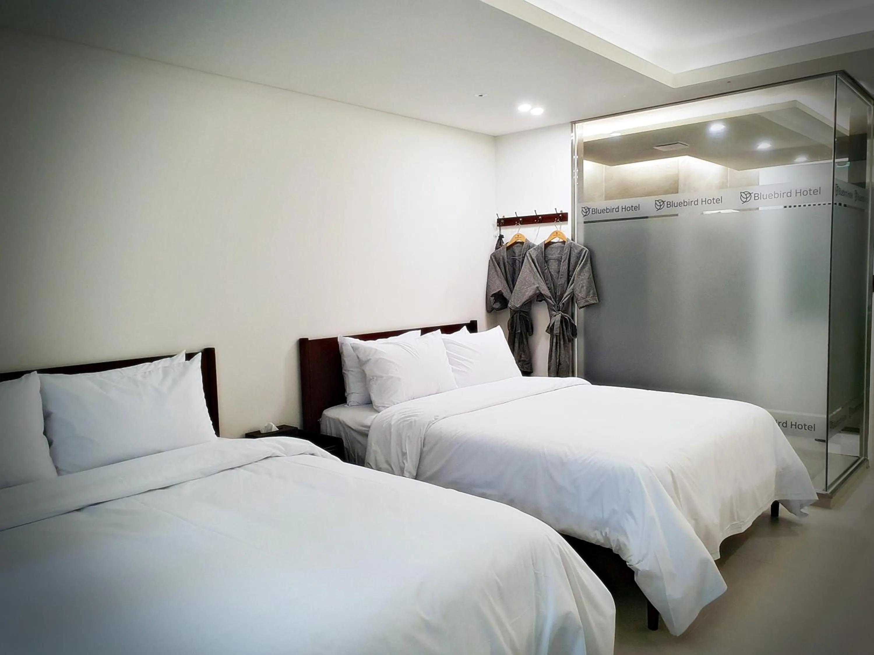 Bedroom, Bed in Bluebird Hotel