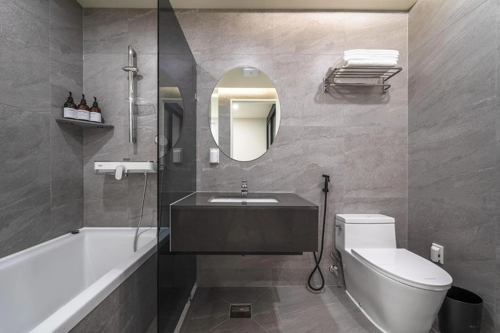 Toilet in Bluebird Hotel