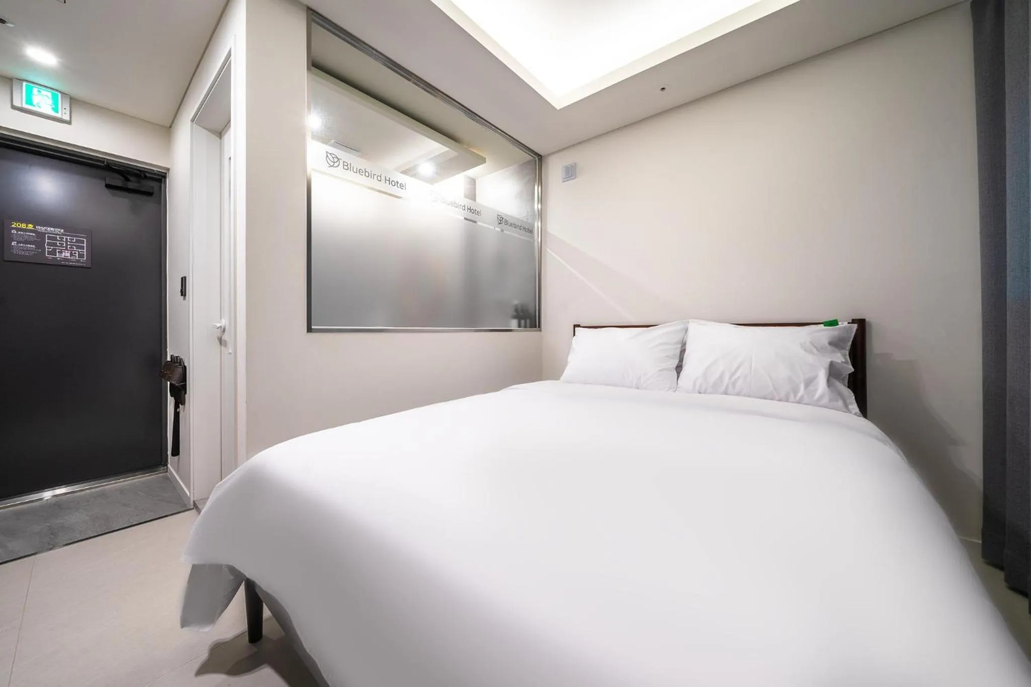 Bedroom, Bed in Bluebird Hotel