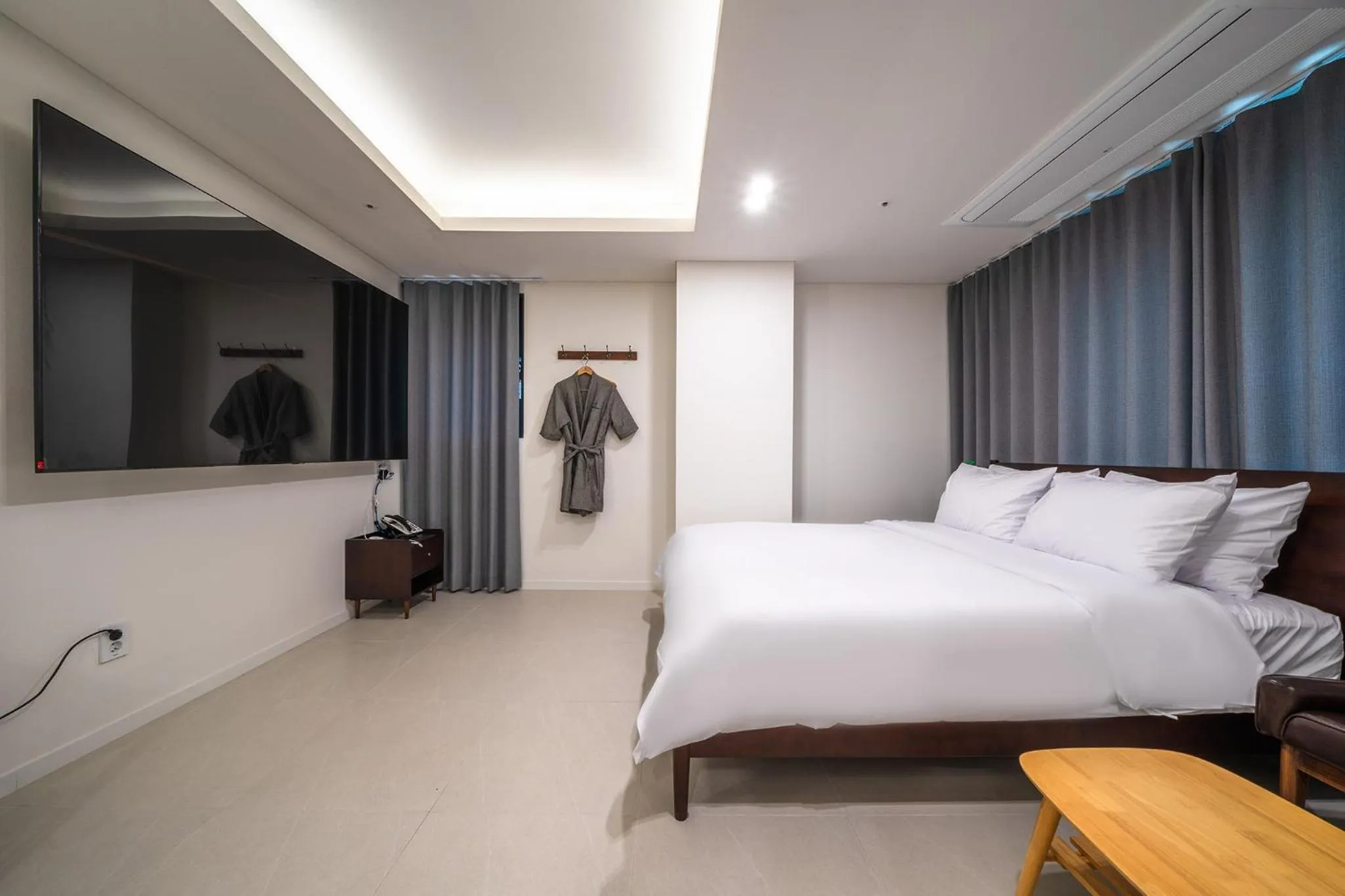 Bedroom, Bed in Bluebird Hotel