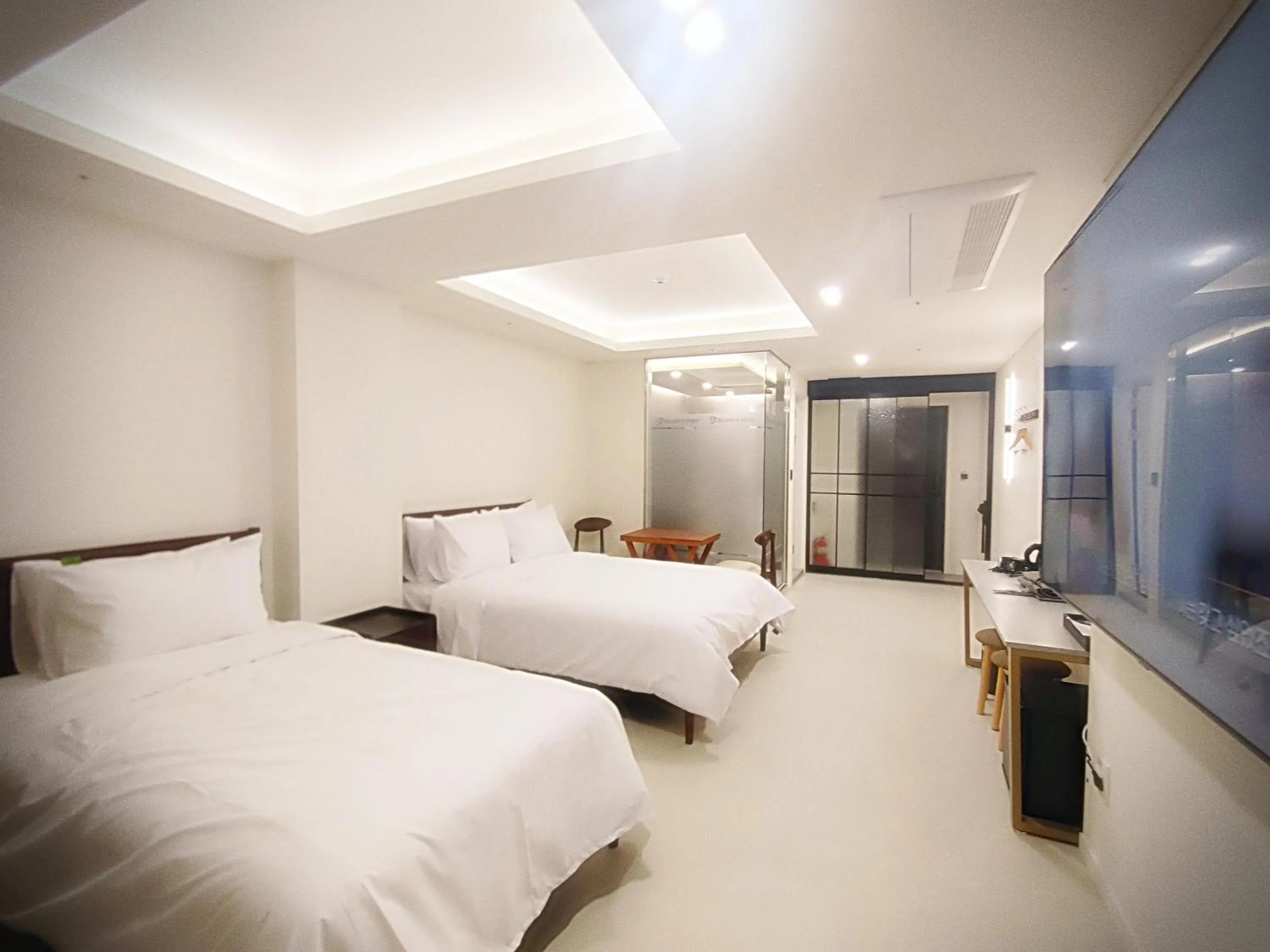 Bedroom, Bed in Bluebird Hotel