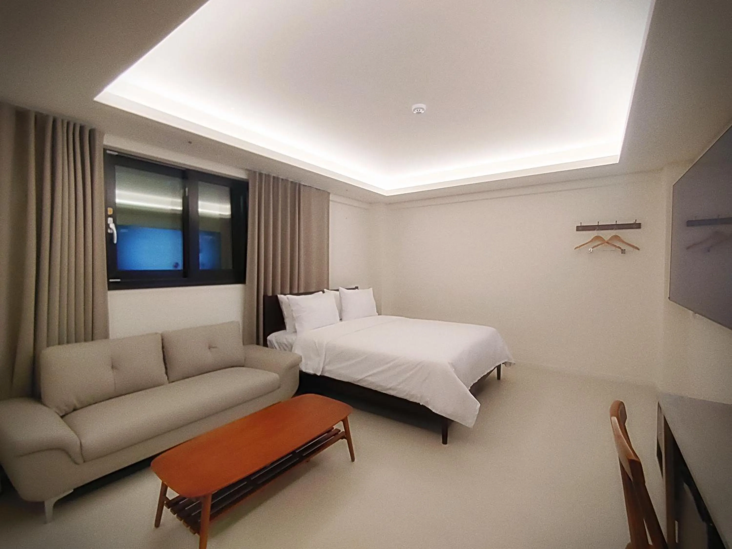 Bedroom, Bed in Bluebird Hotel