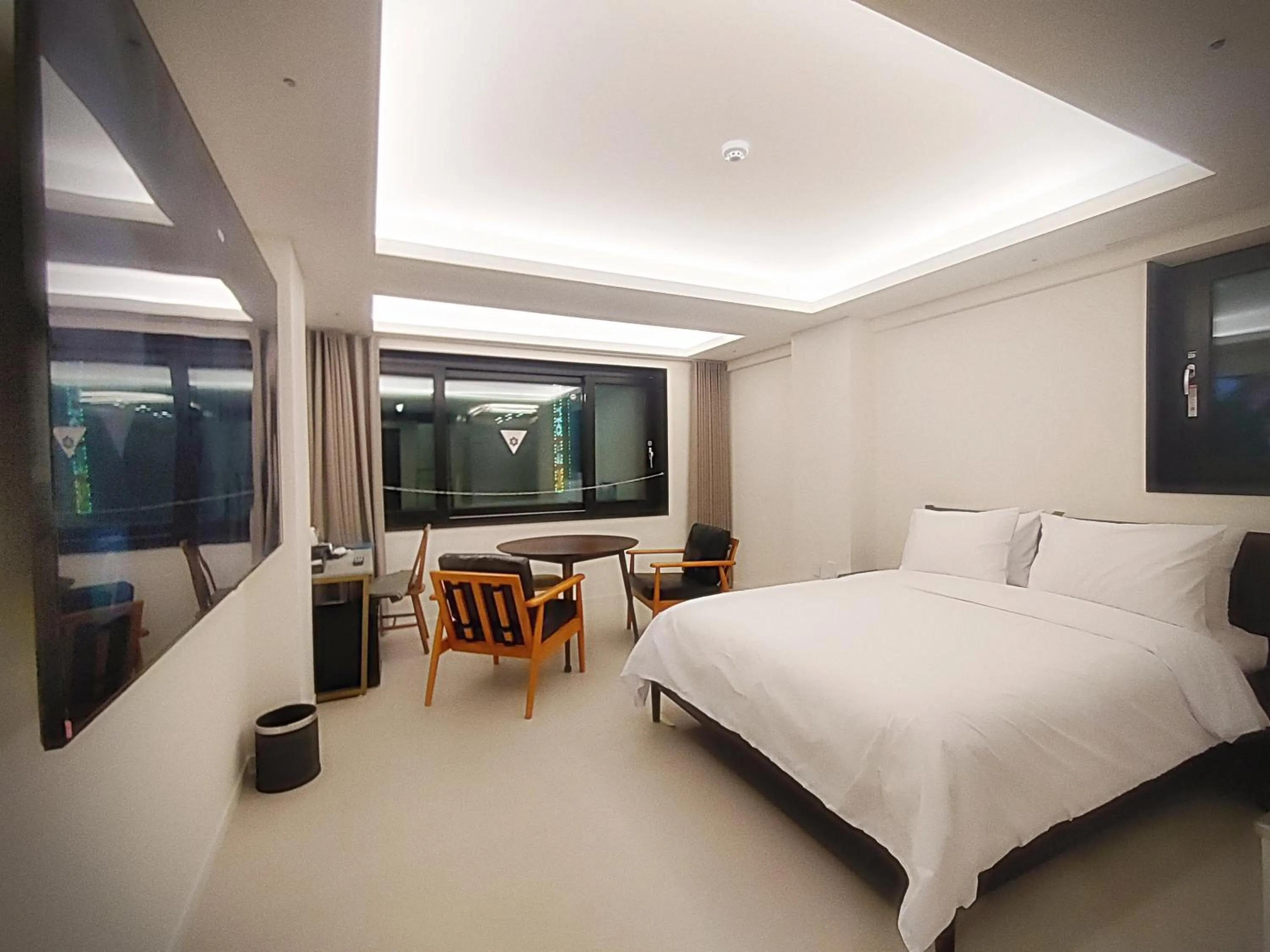 Bedroom, Bed in Bluebird Hotel