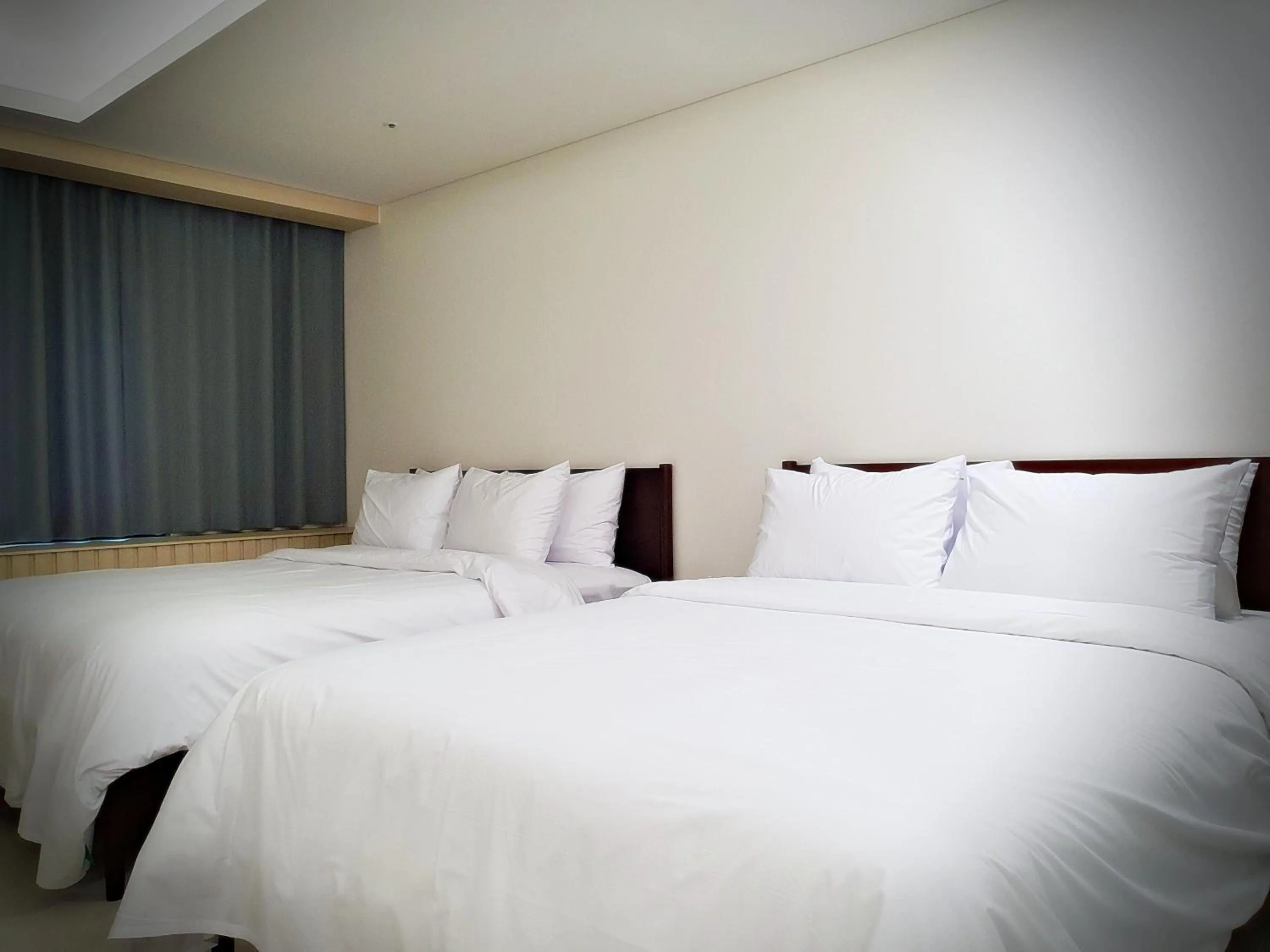 Bedroom, Bed in Bluebird Hotel