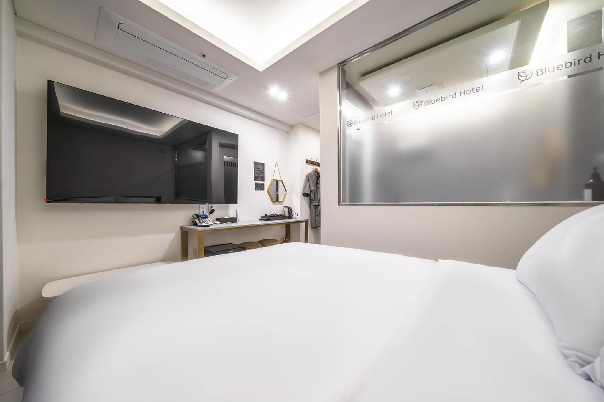 Bedroom, Bed in Bluebird Hotel