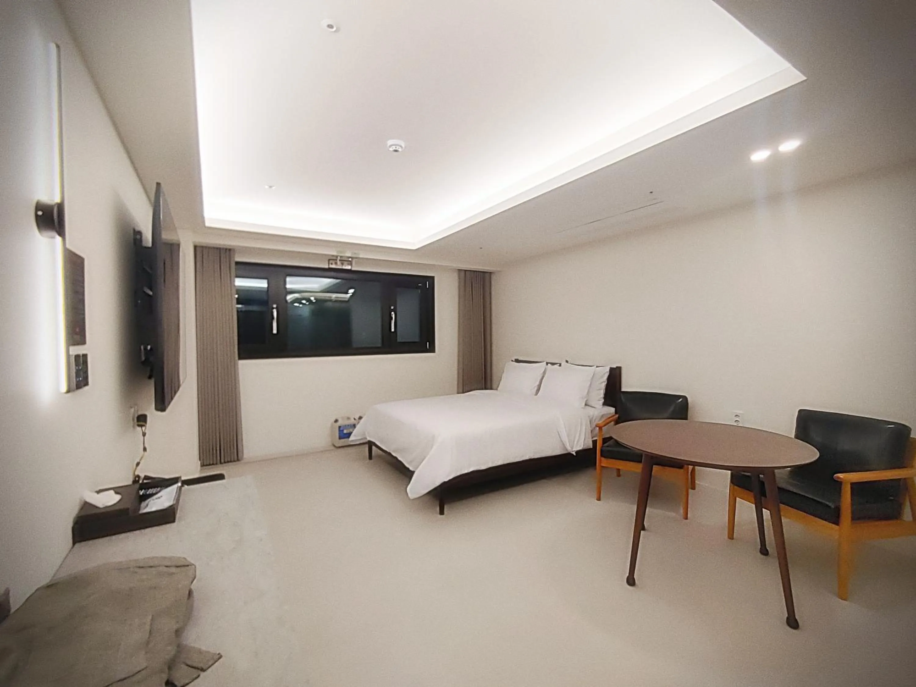 Bedroom, Bed in Bluebird Hotel