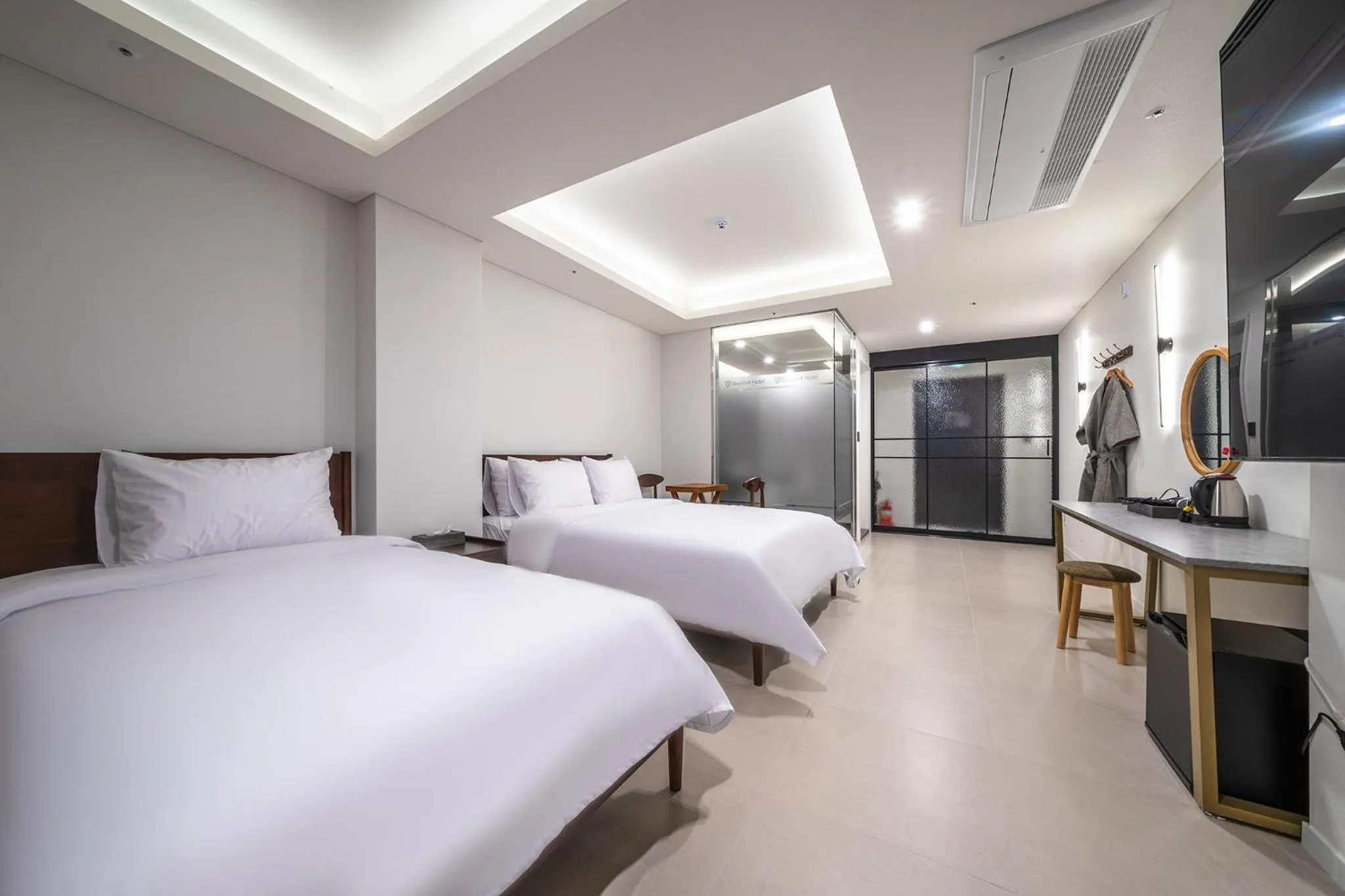 Bedroom, Bed in Bluebird Hotel