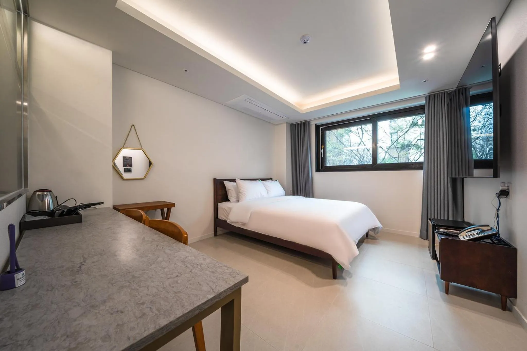 Photo of the whole room, Bed in Bluebird Hotel