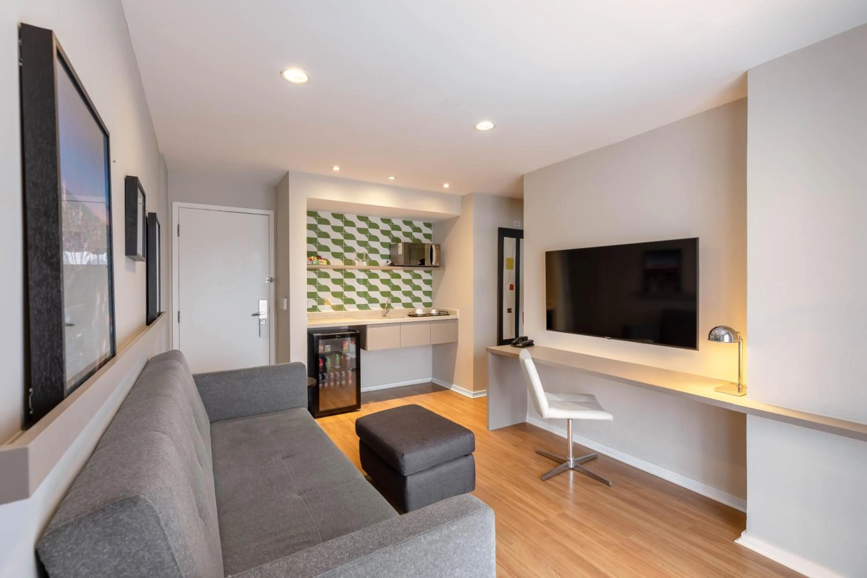 Communal lounge/ TV room in Mercure Sao Paulo Moema