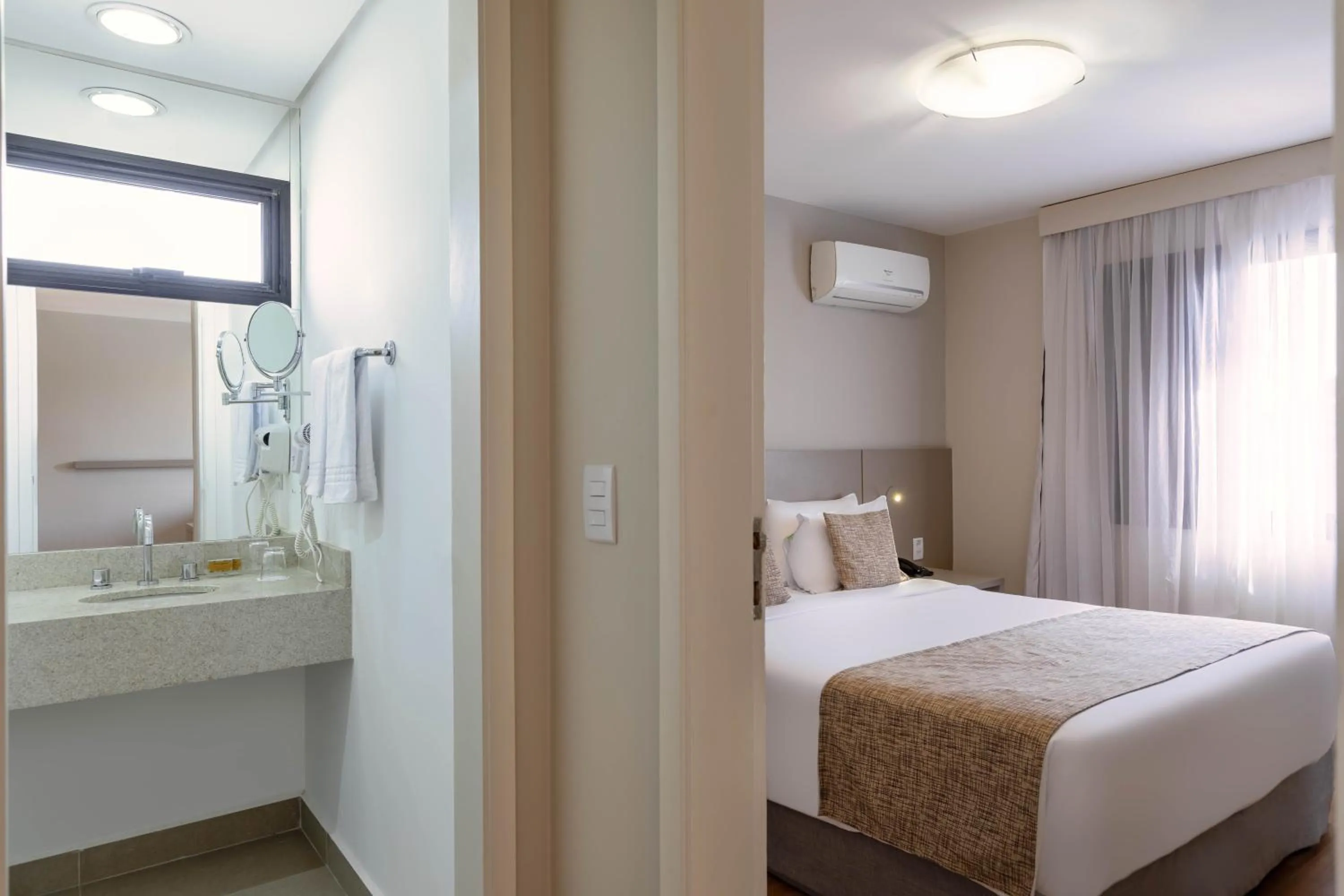 Photo of the whole room, Bed in Mercure Sao Paulo Moema