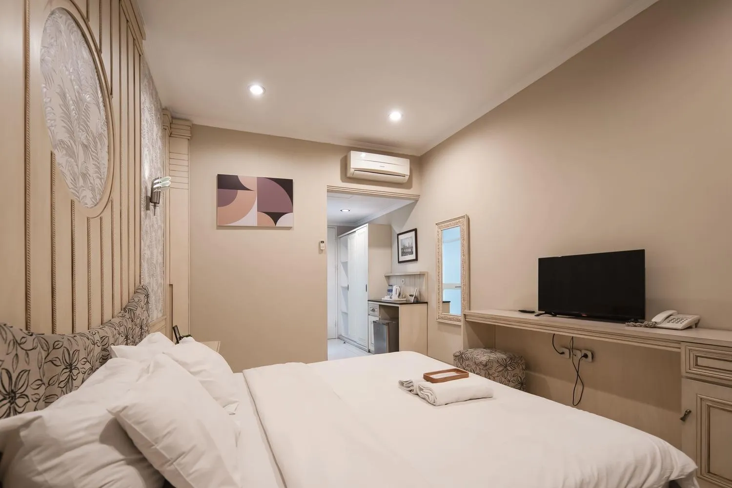 Photo of the whole room, Bed in Cove Ottenville Boutique Hotel