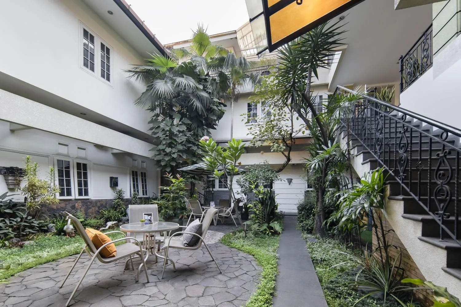 Seating area in Cove Ottenville Boutique Hotel