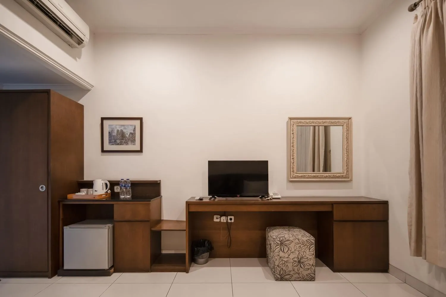 TV and multimedia in Cove Ottenville Boutique Hotel