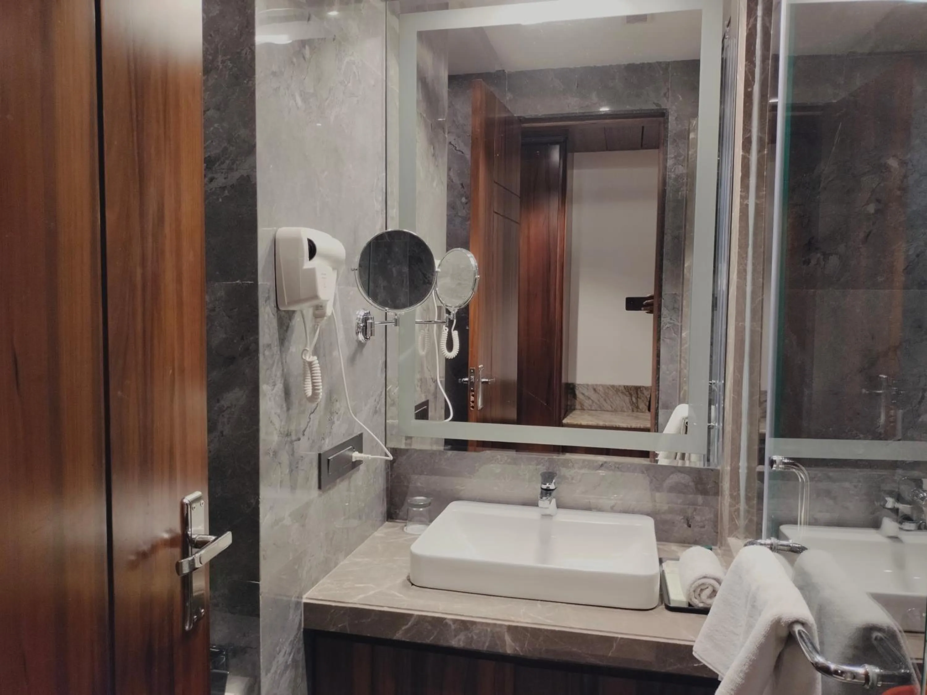 Bathroom in Classic Sapphire Ananta Bundi