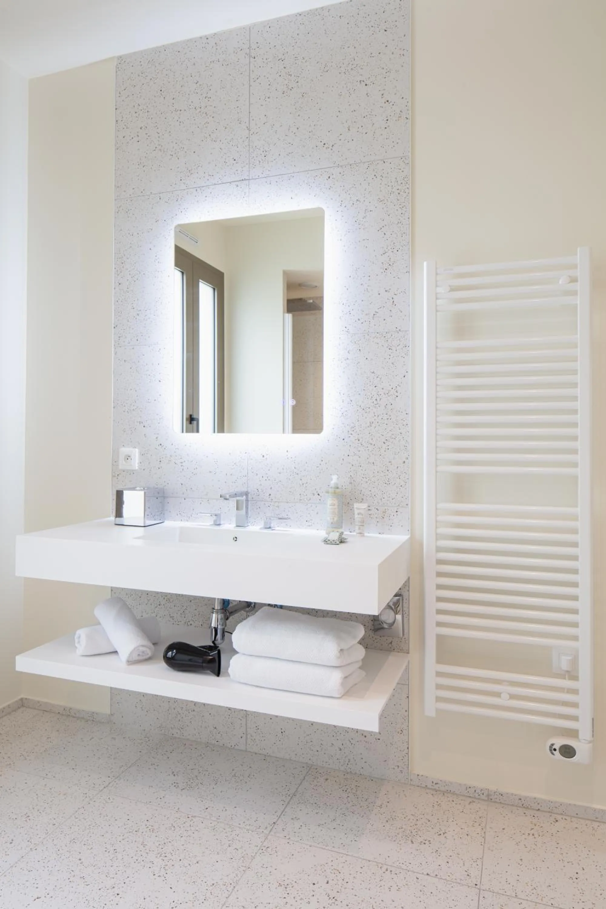 Shower in Hôtel La Suite