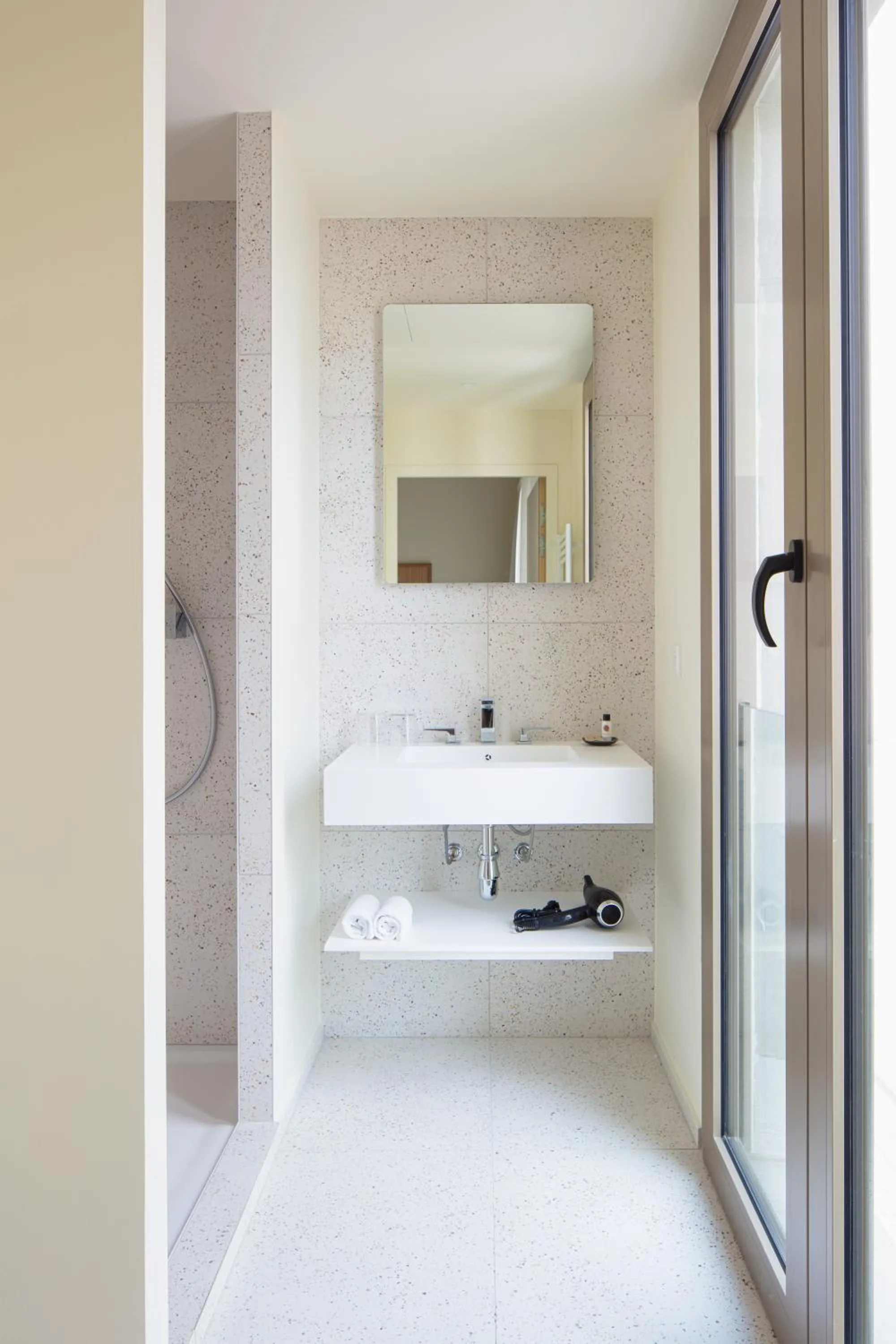 Shower in Hôtel La Suite