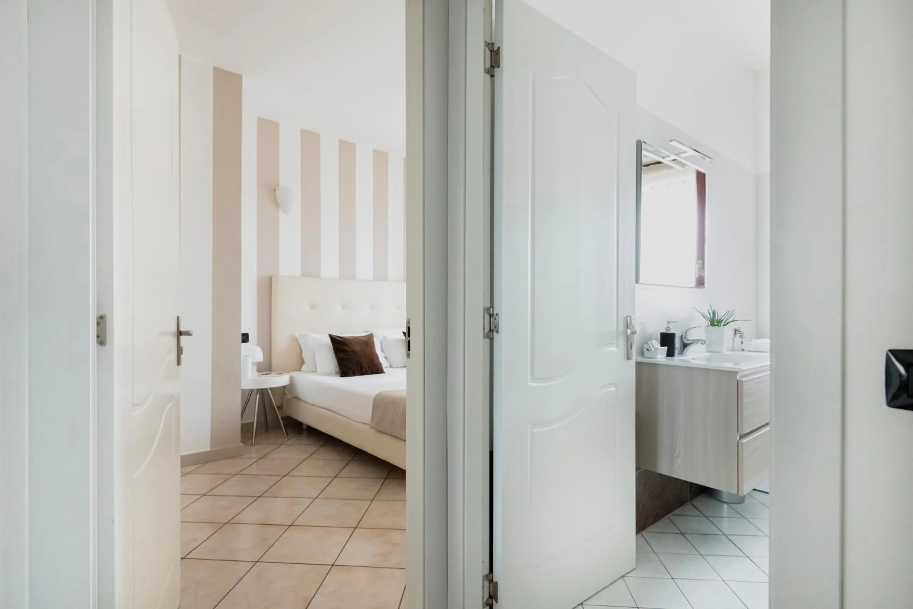 Photo of the whole room, Bed in HQ Aparthotel Milano Inn - Smart Suites