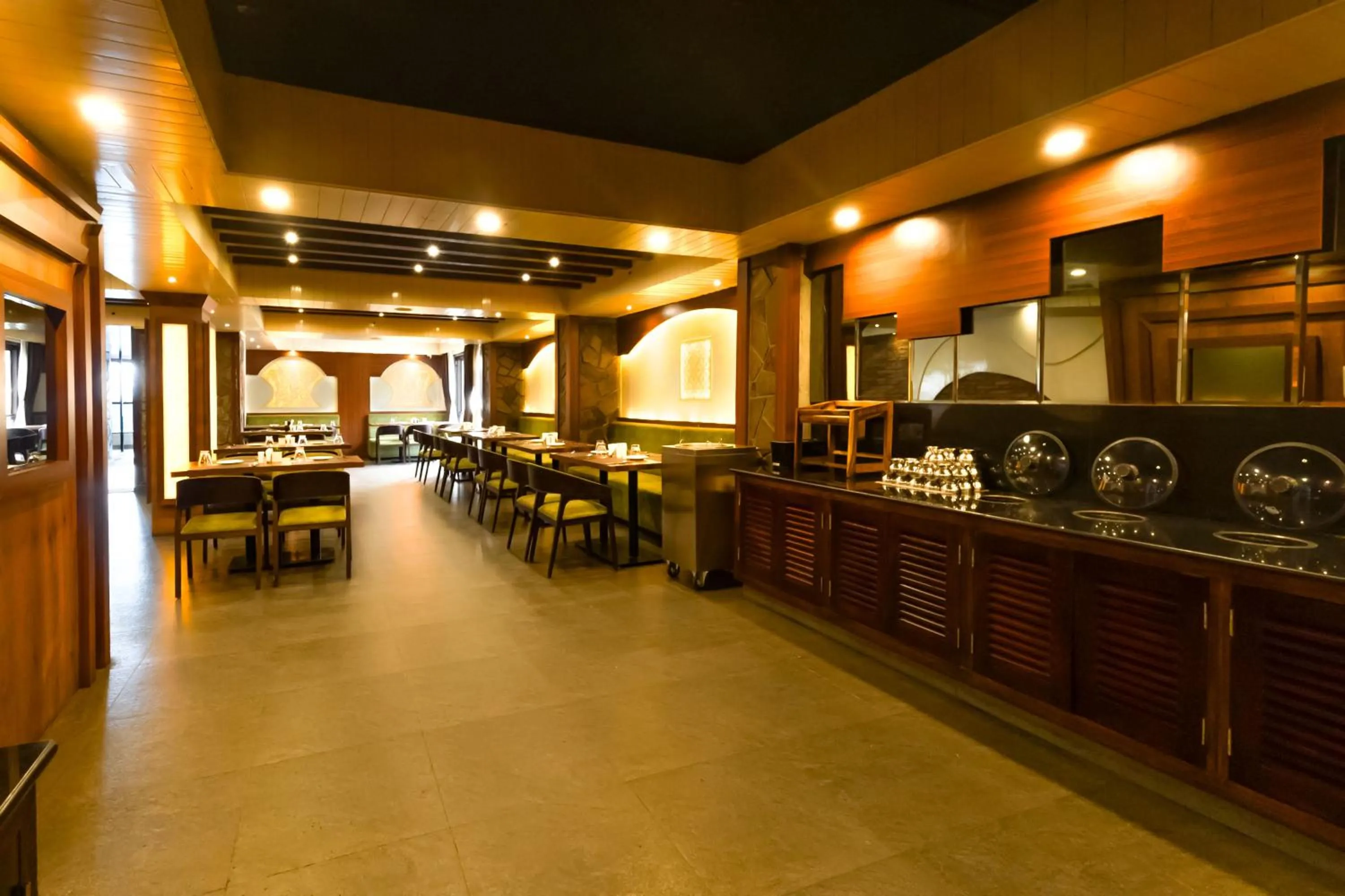 Restaurant/places to eat in Sumitel Queens Yard