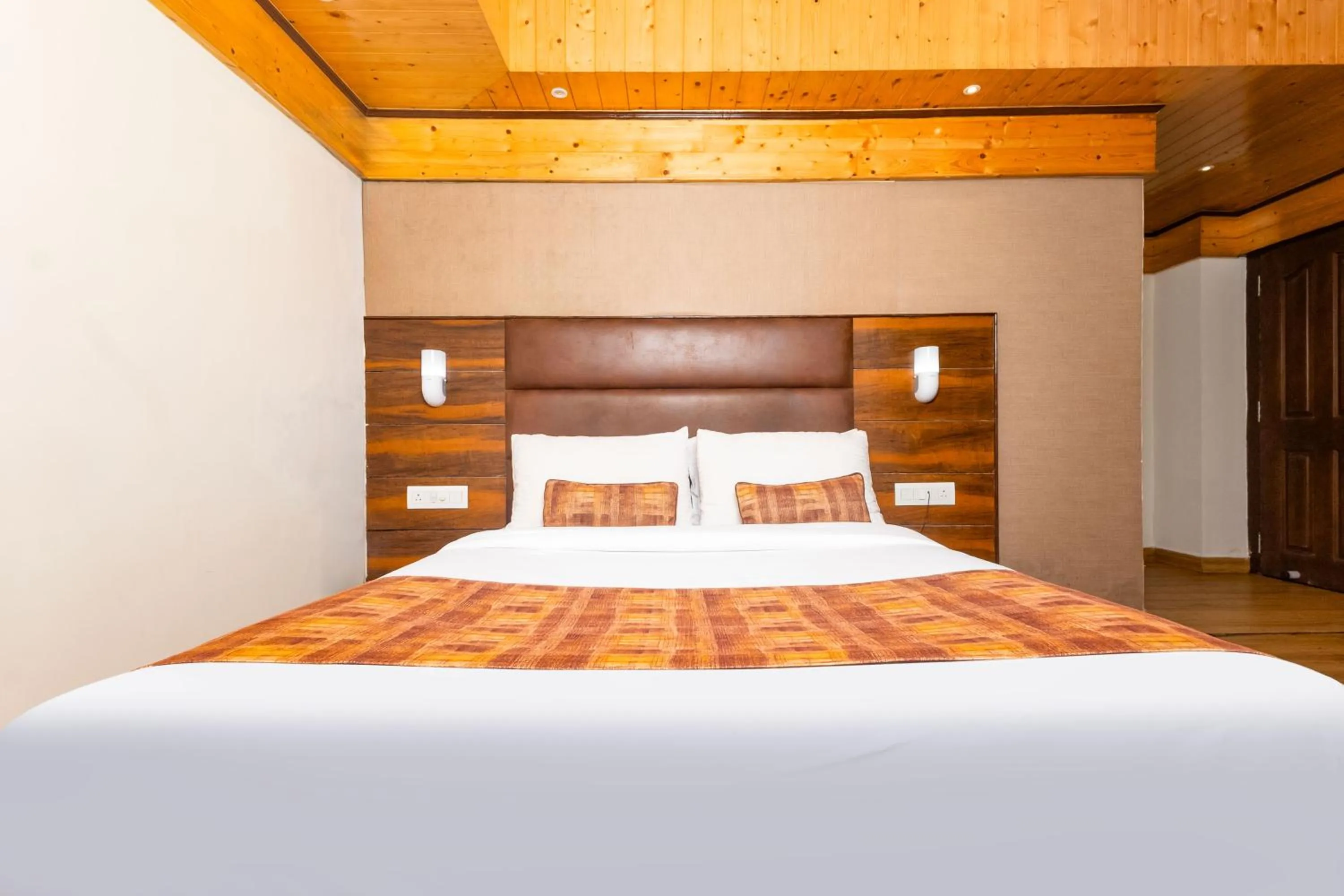 Bedroom, Bed in Sumitel Queens Yard