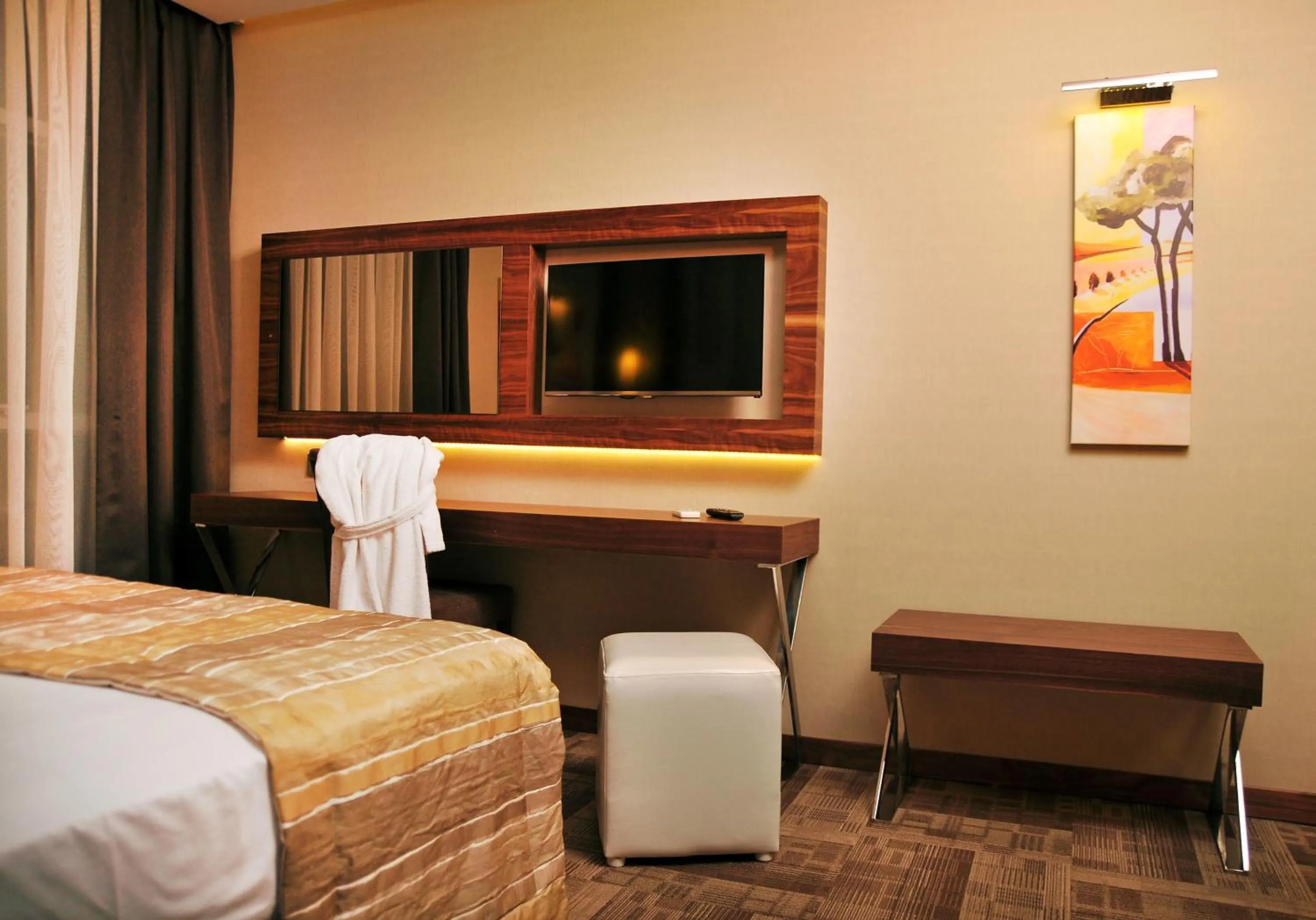 TV and multimedia, Bed in Avin Hotel