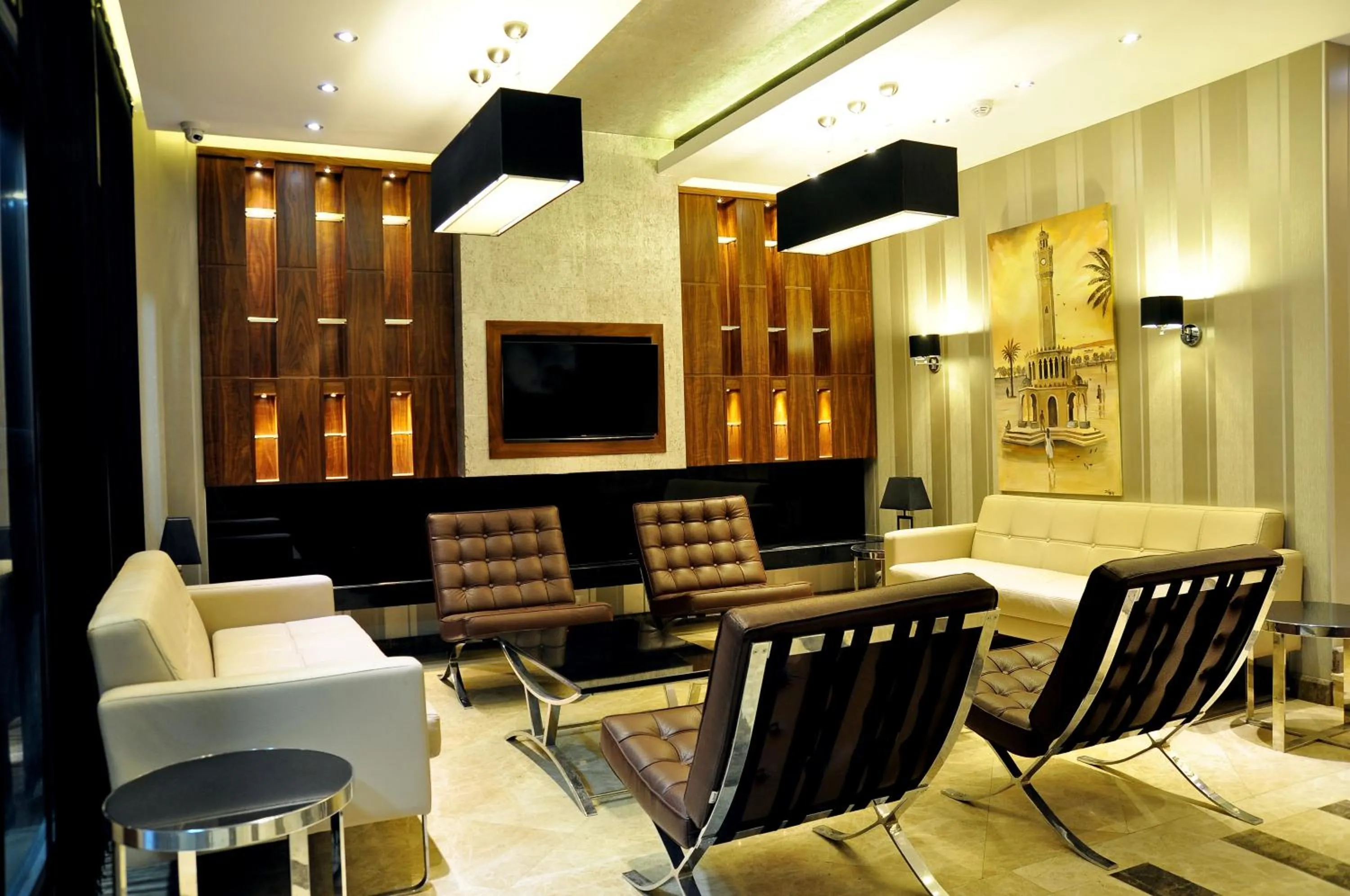 Communal lounge/ TV room in Avin Hotel