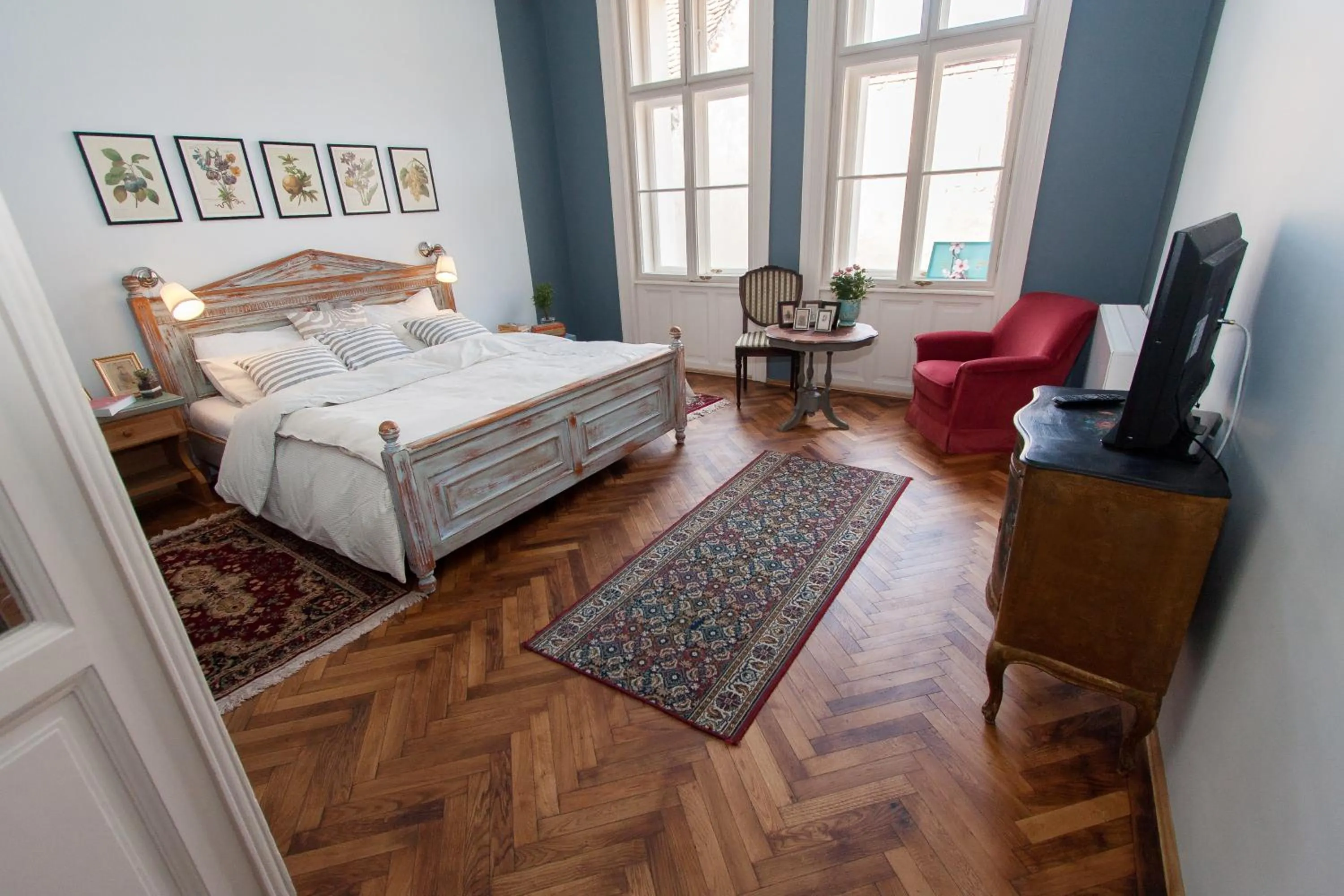 Photo of the whole room, Bed in Camino Home