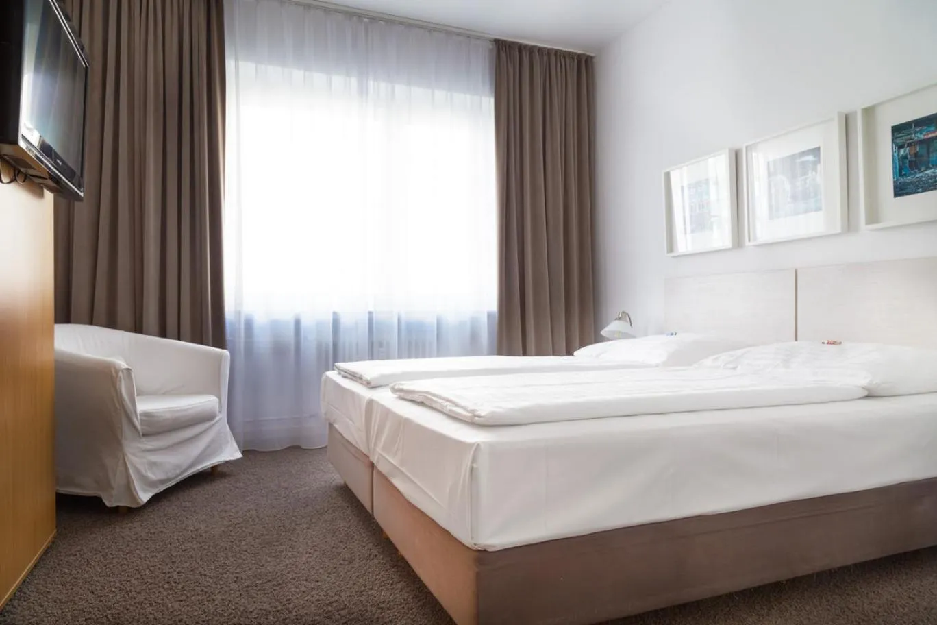 Bed in MAX Hotel Düsseldorf Self-Check-in