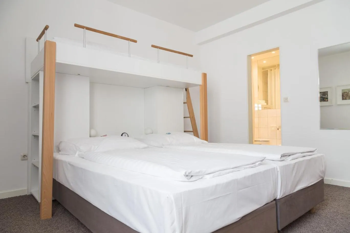 Bed in MAX Hotel Düsseldorf Self-Check-in