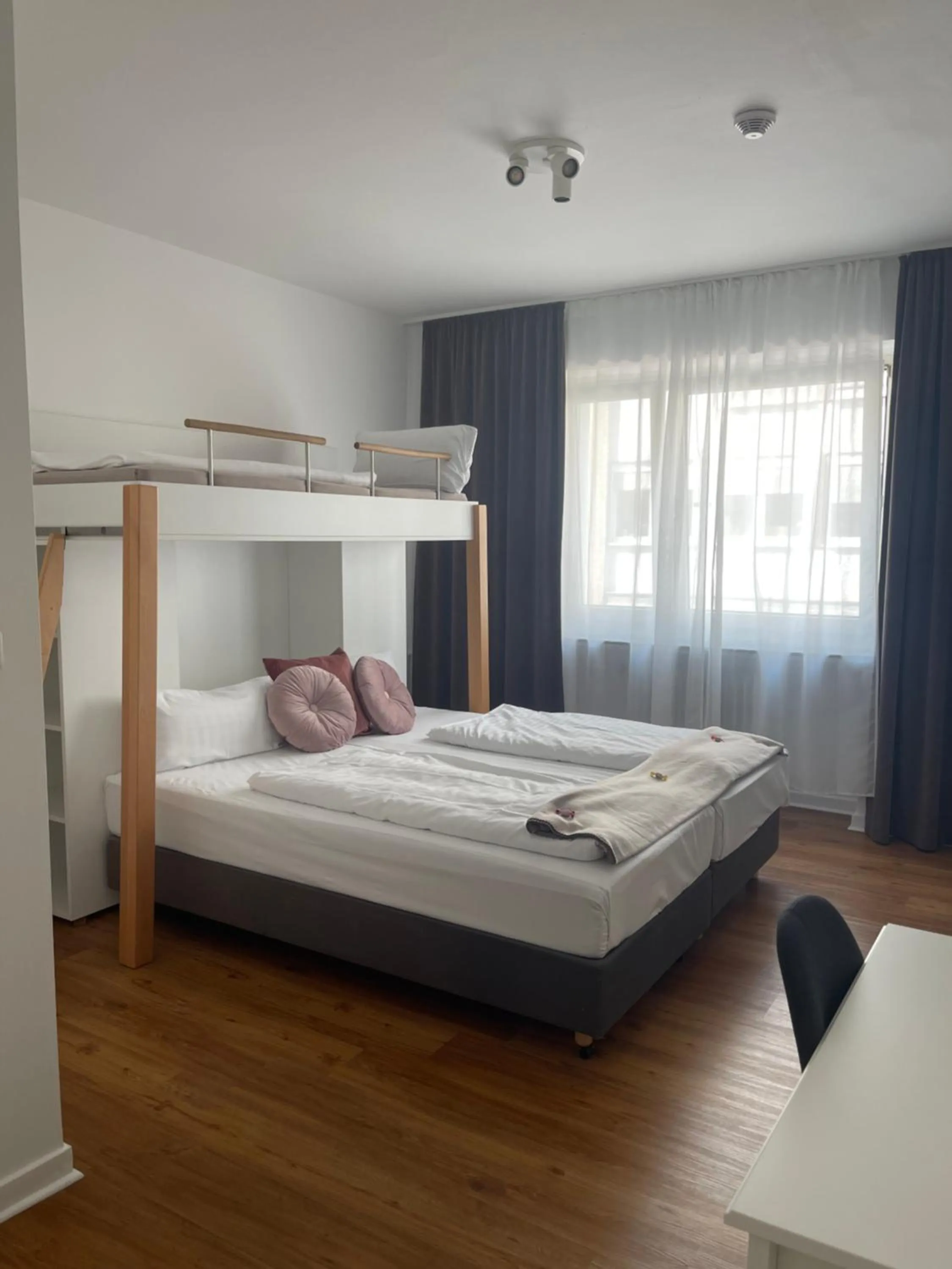 Bed in MAX Hotel Düsseldorf Self-Check-in