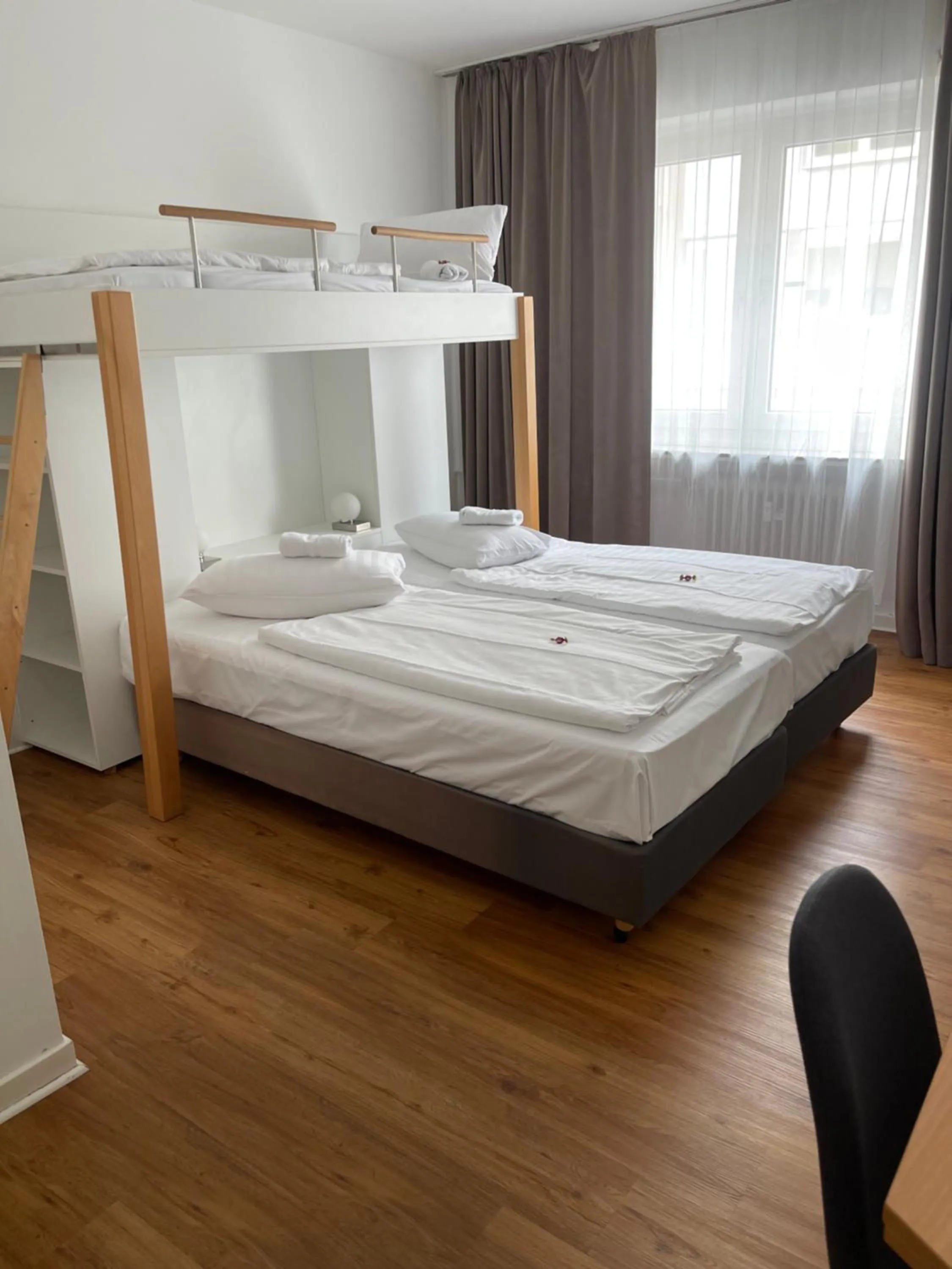 Bed in MAX Hotel Düsseldorf Self-Check-in