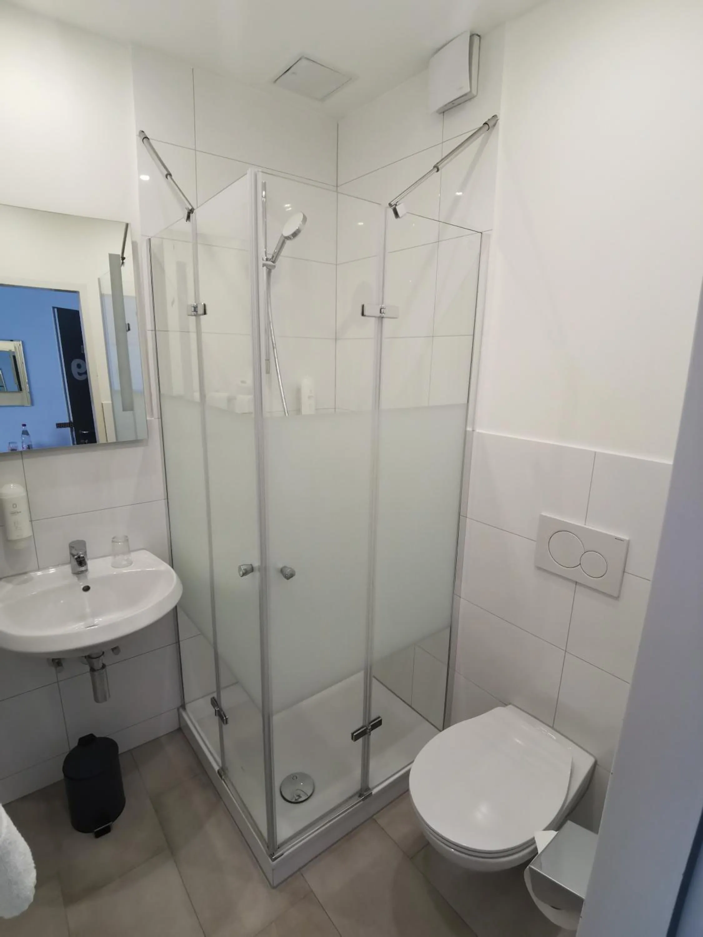 Shower in MAX Hotel Düsseldorf Self-Check-in