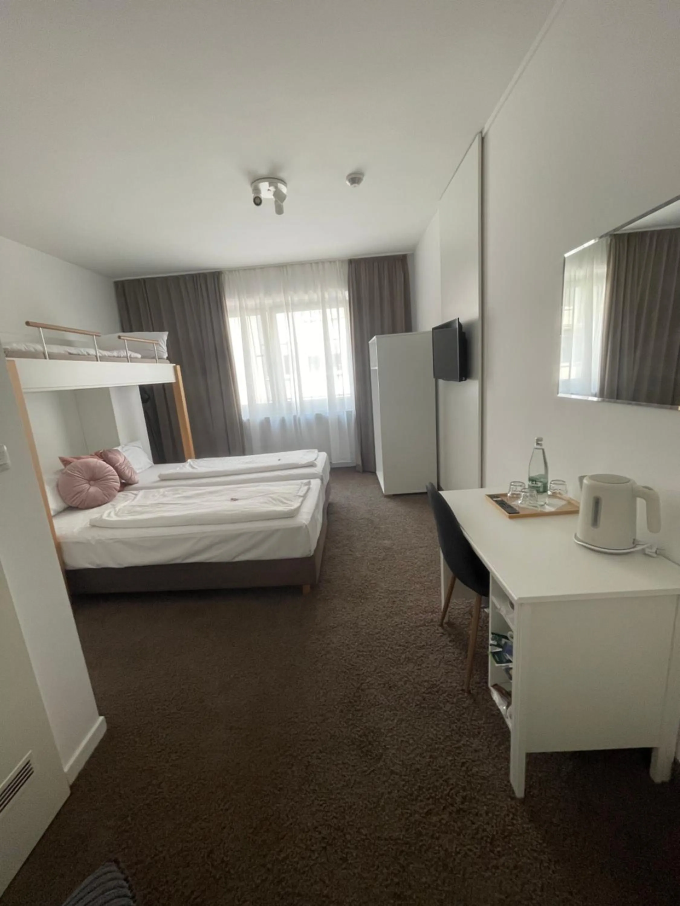 Bed in MAX Hotel Düsseldorf Self-Check-in