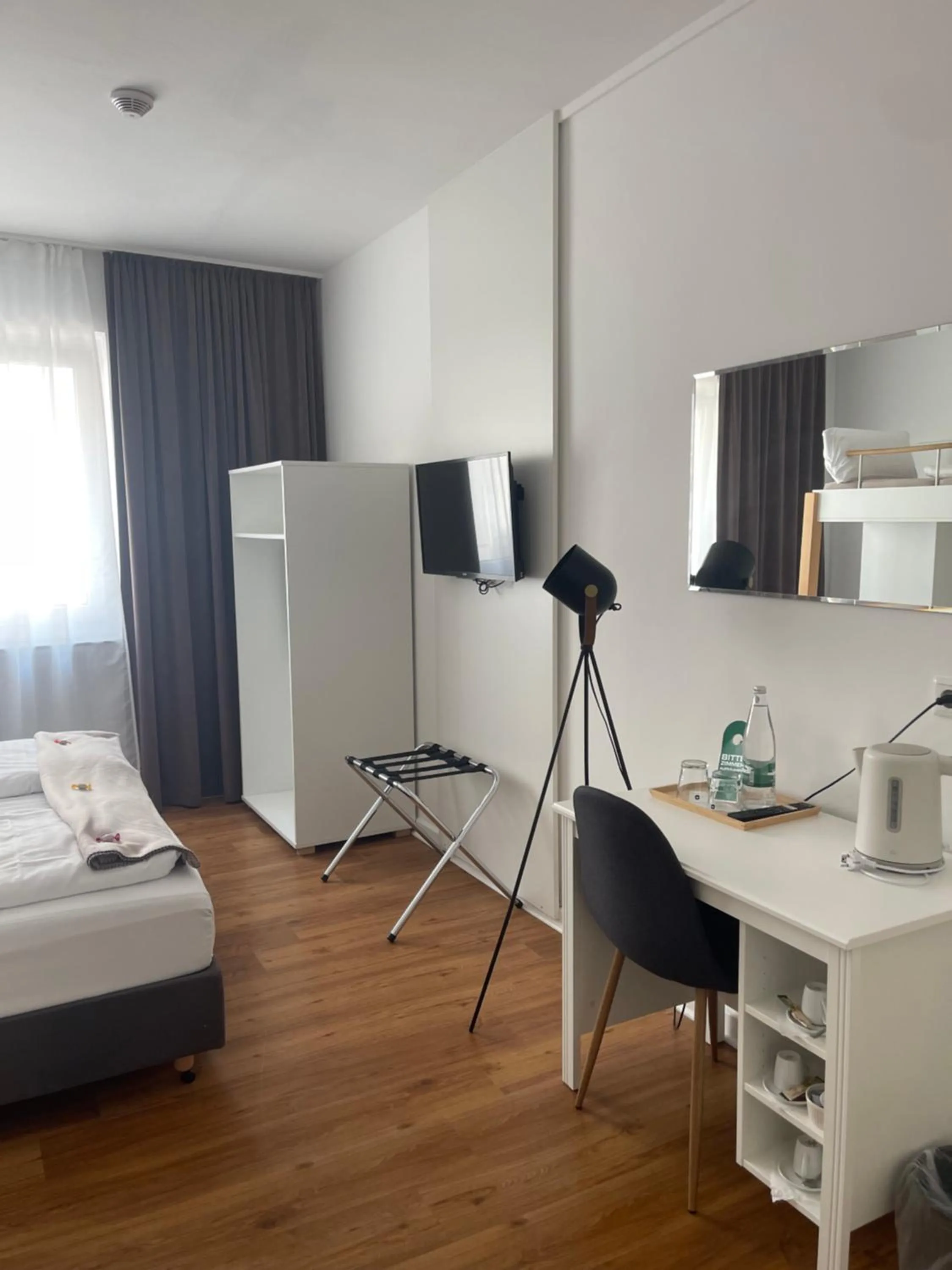 Bed in MAX Hotel Düsseldorf Self-Check-in