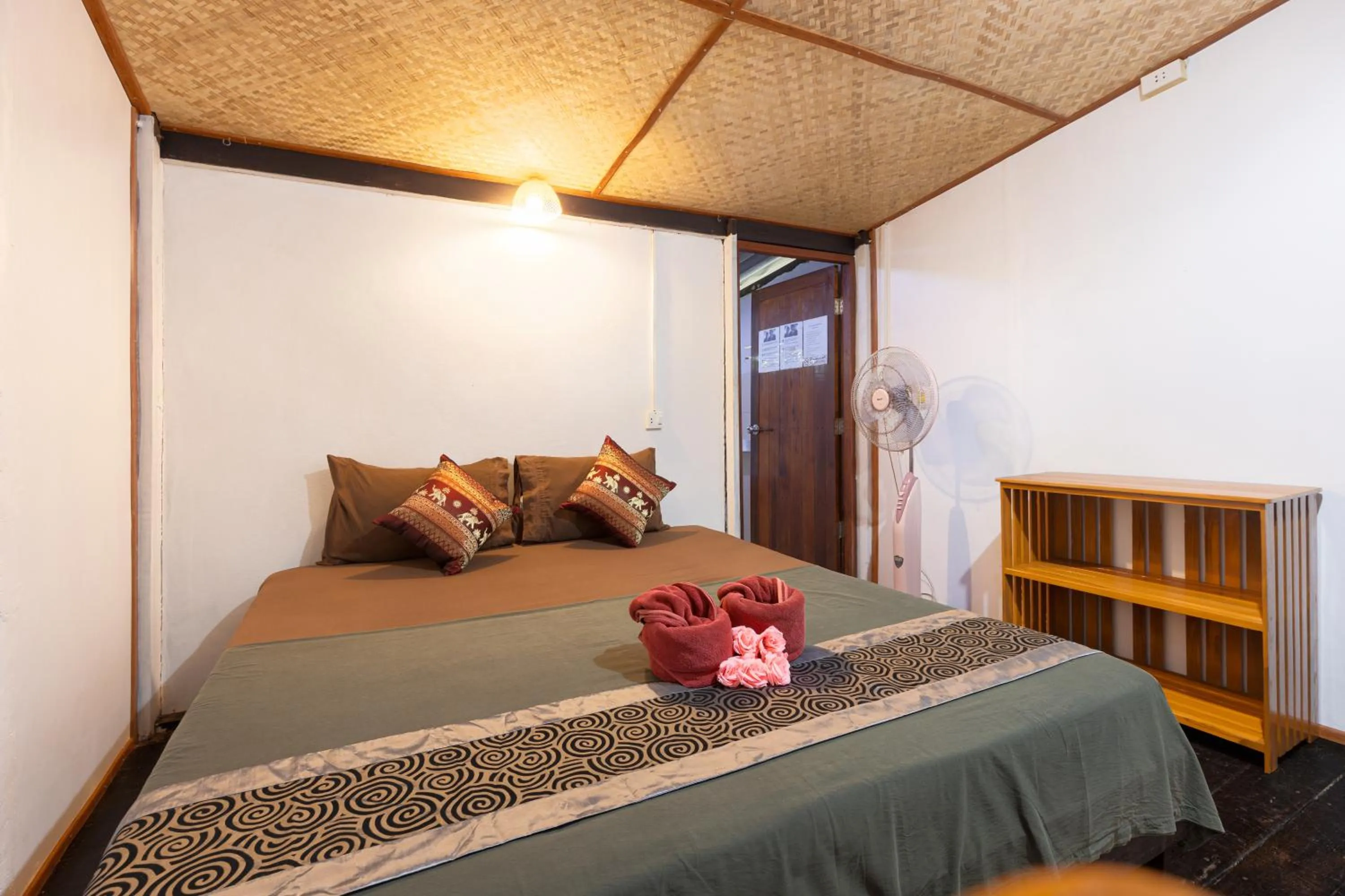 Bedroom, Bed in Family Song Koh Lipe