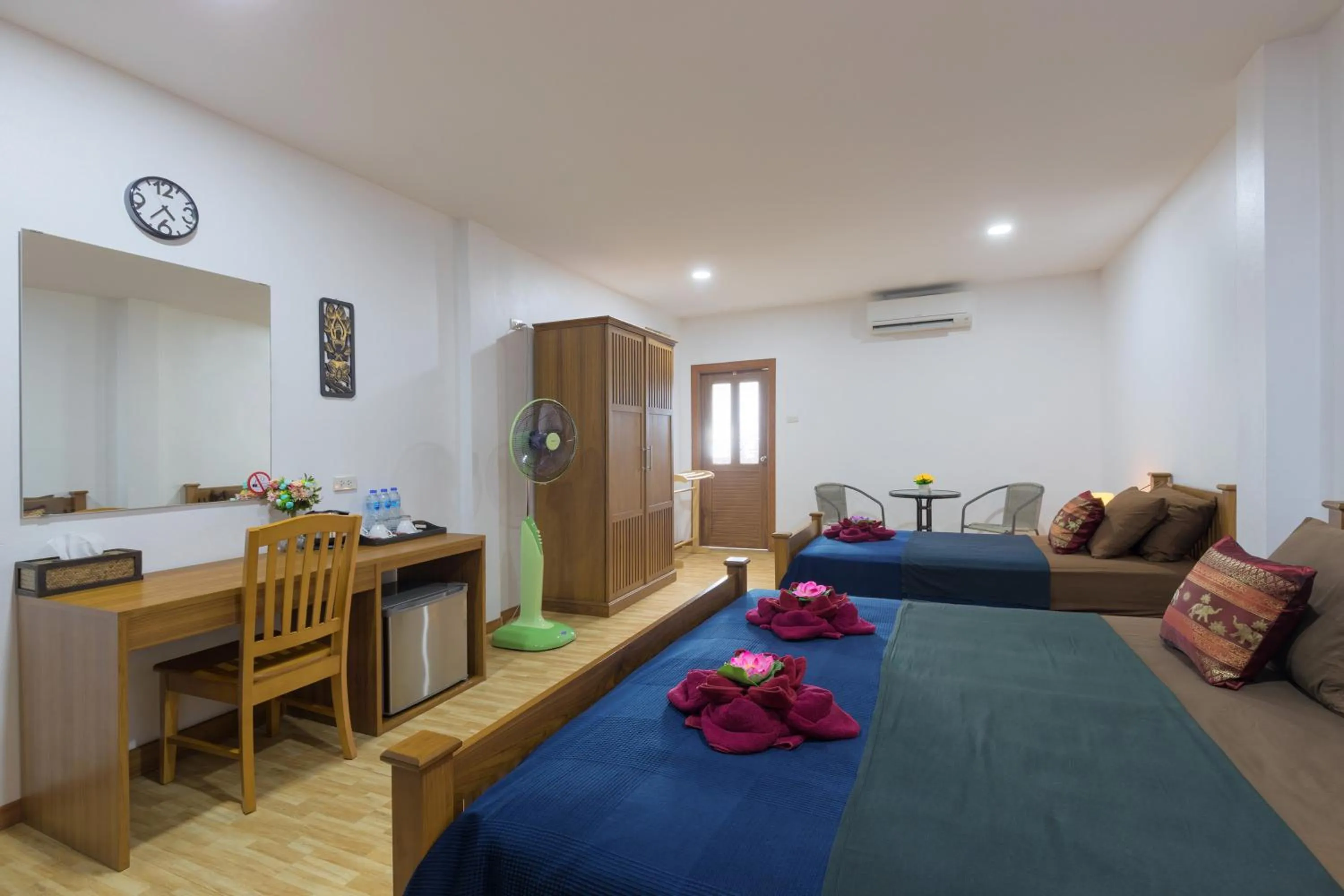 Photo of the whole room, Bed in Family Song Koh Lipe