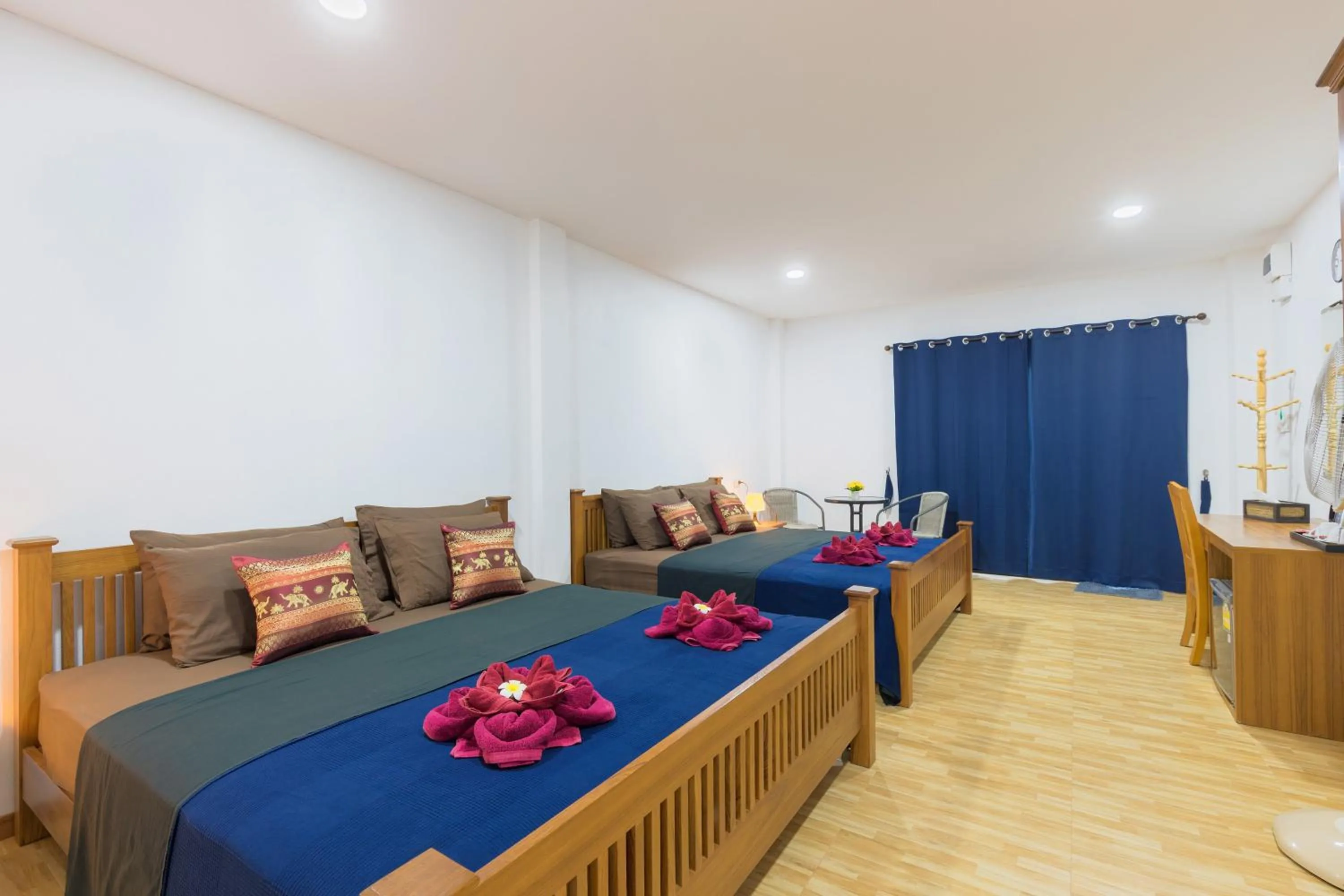 Photo of the whole room, Bed in Family Song Koh Lipe