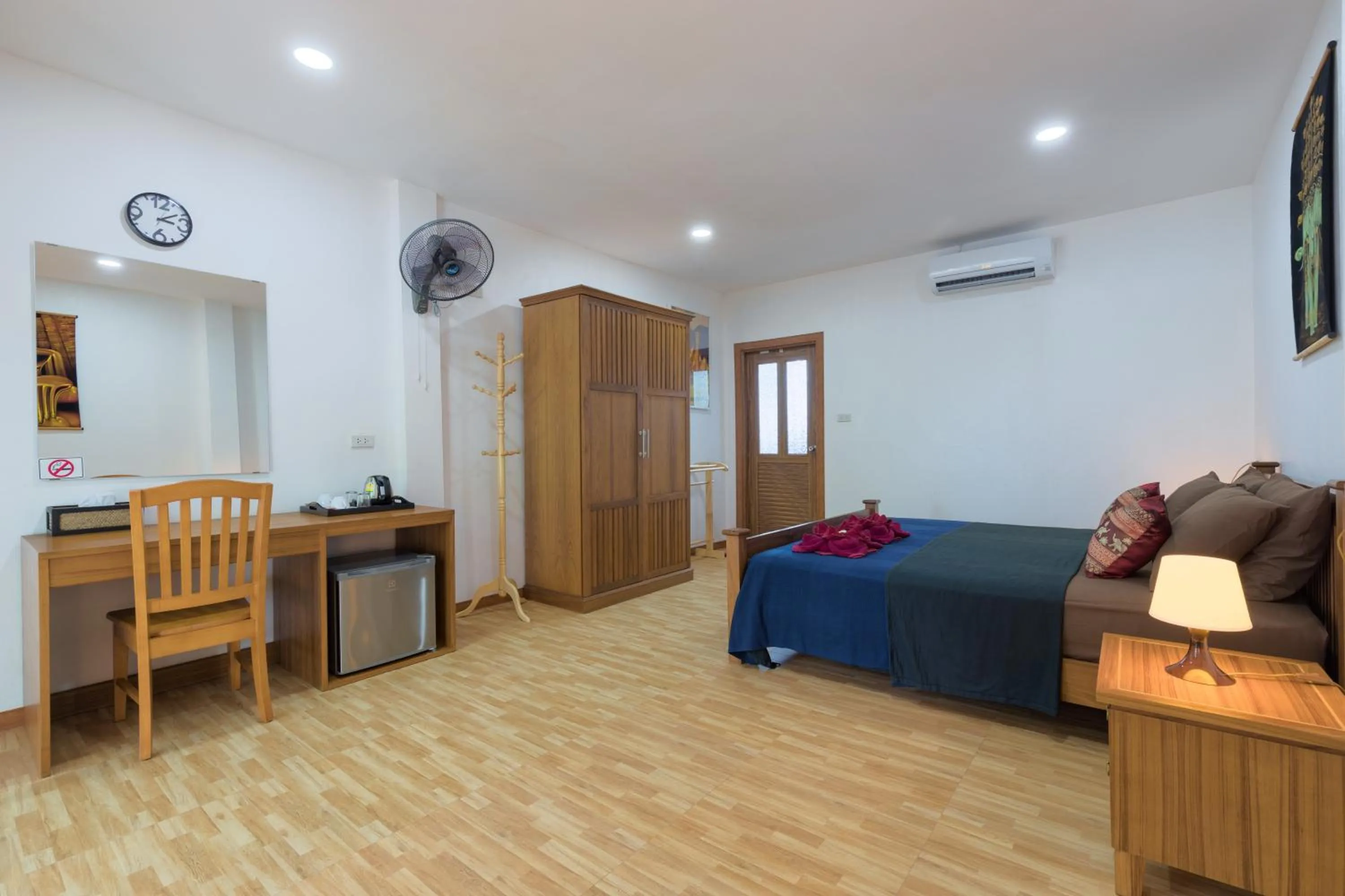 Bedroom, Bed in Family Song Koh Lipe