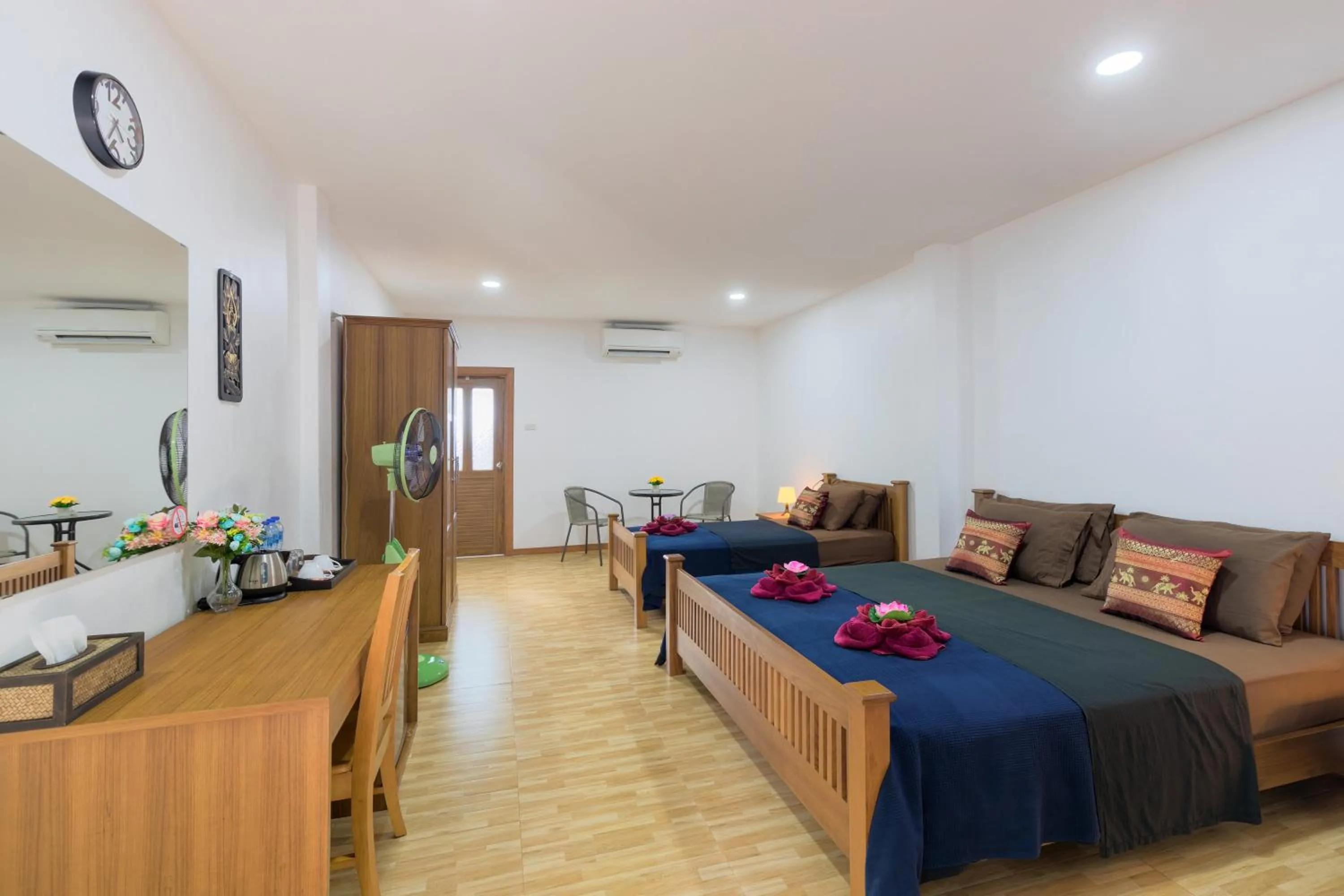 Photo of the whole room, Bed in Family Song Koh Lipe