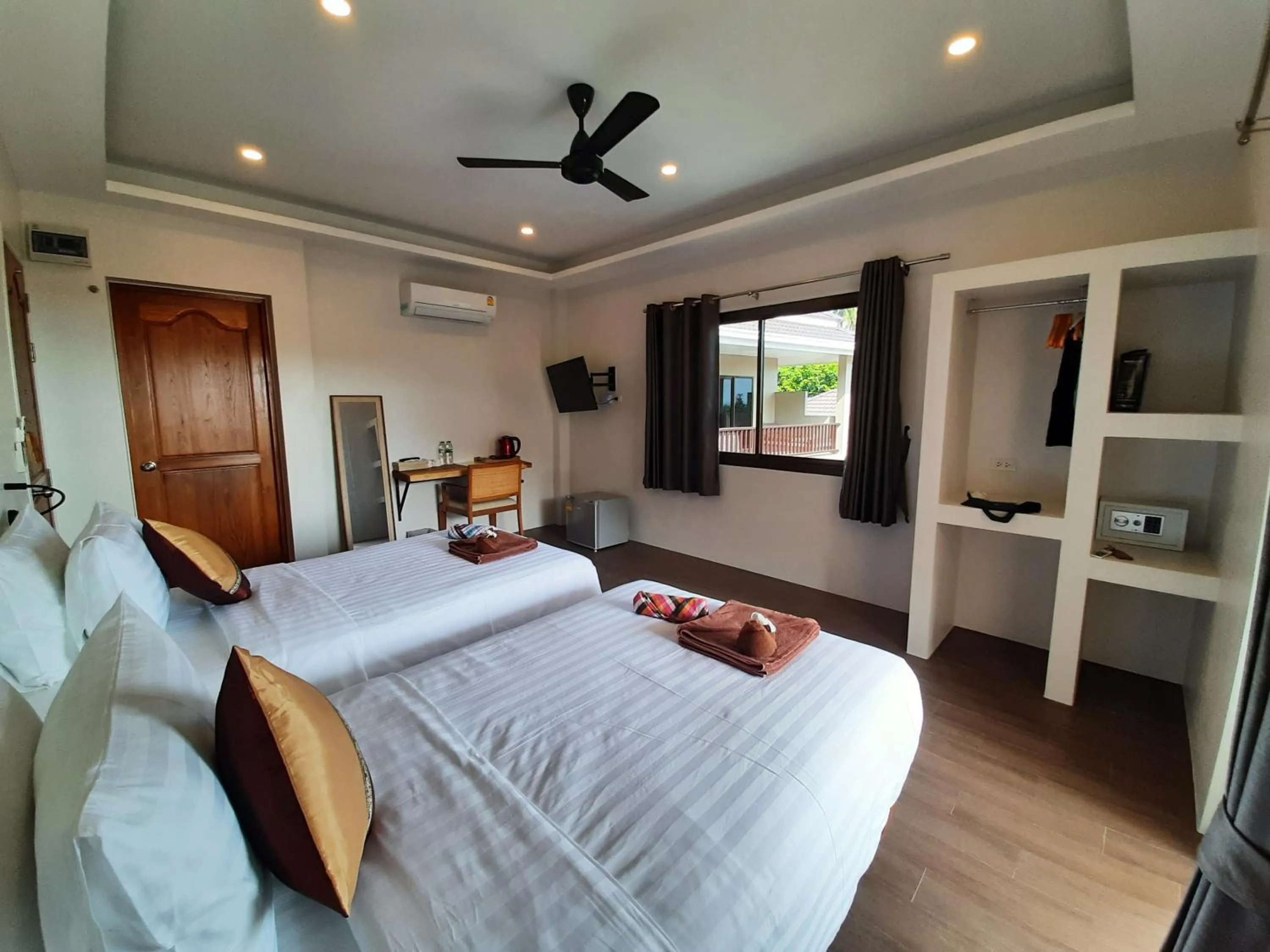 Photo of the whole room, Bed in Baan Sawan Samui Resort