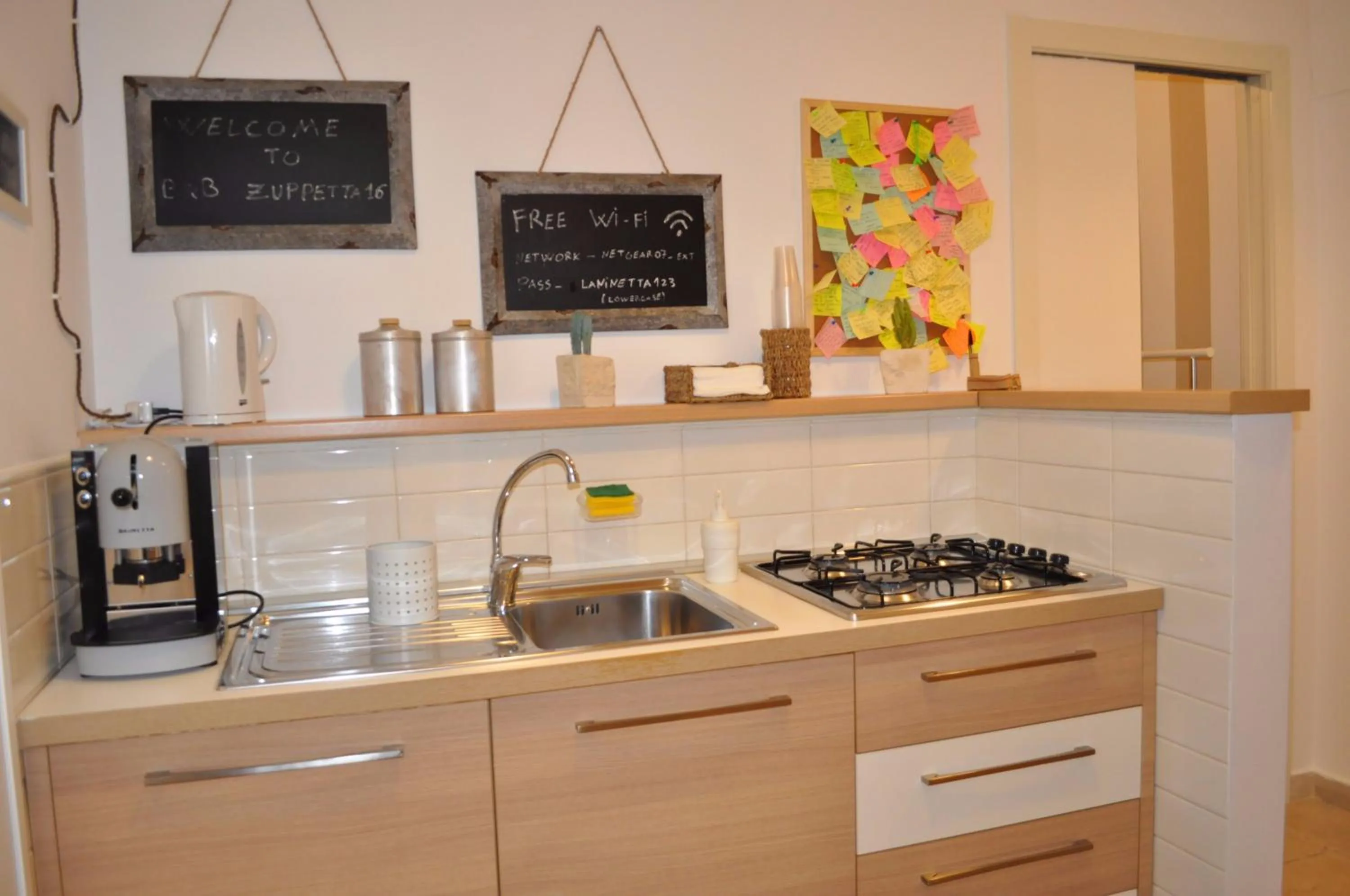 Communal kitchen in B&B Zuppetta 16