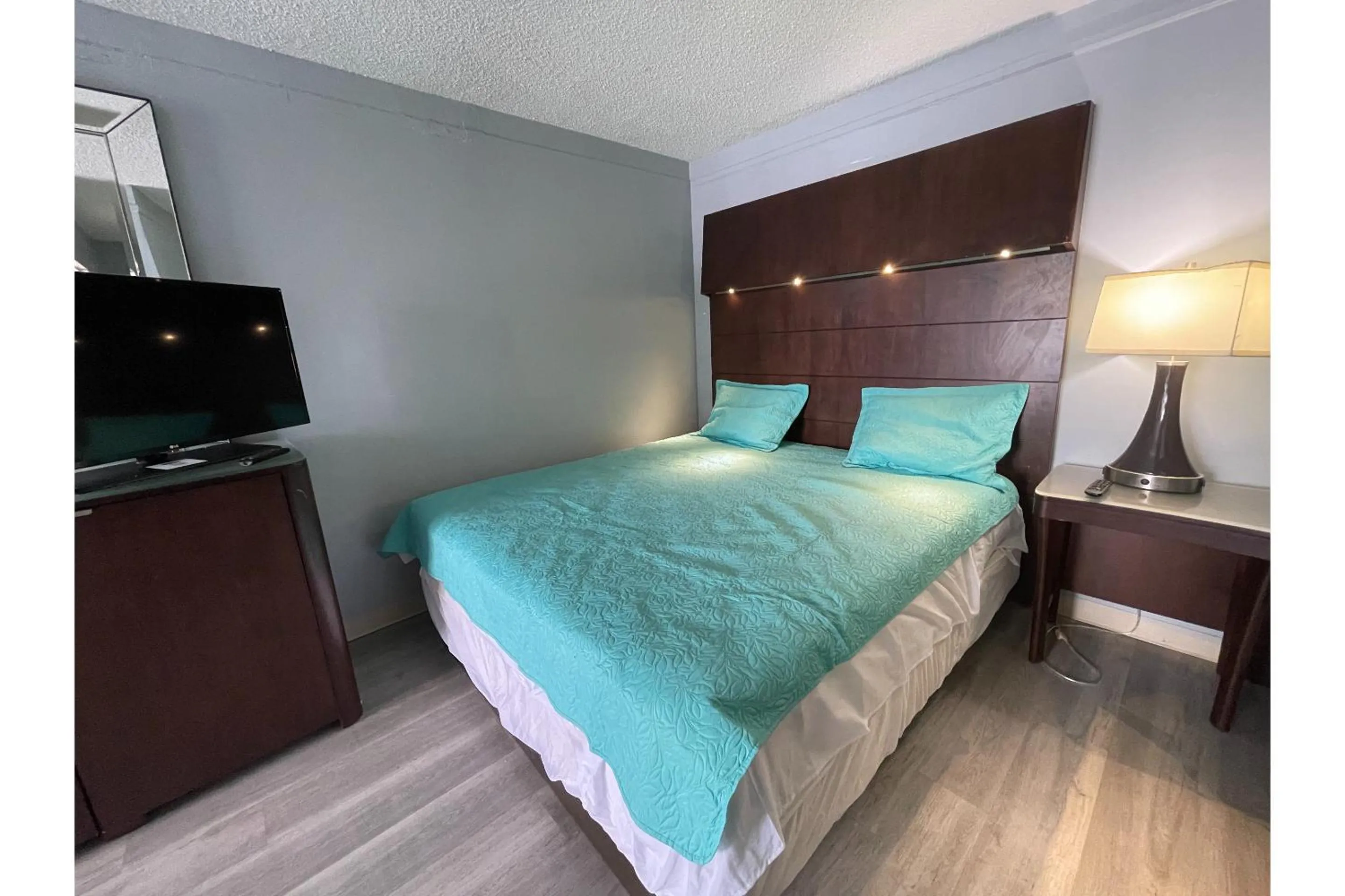 Bedroom in Lamplighter Inn by OYO Charlotte Airport Area