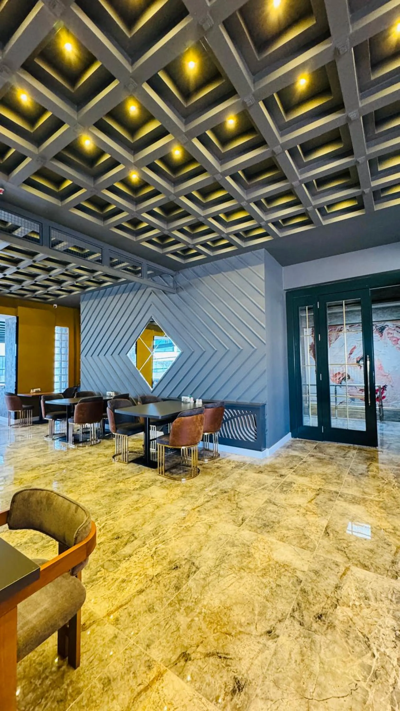 Restaurant/places to eat in El Baboos Hotel