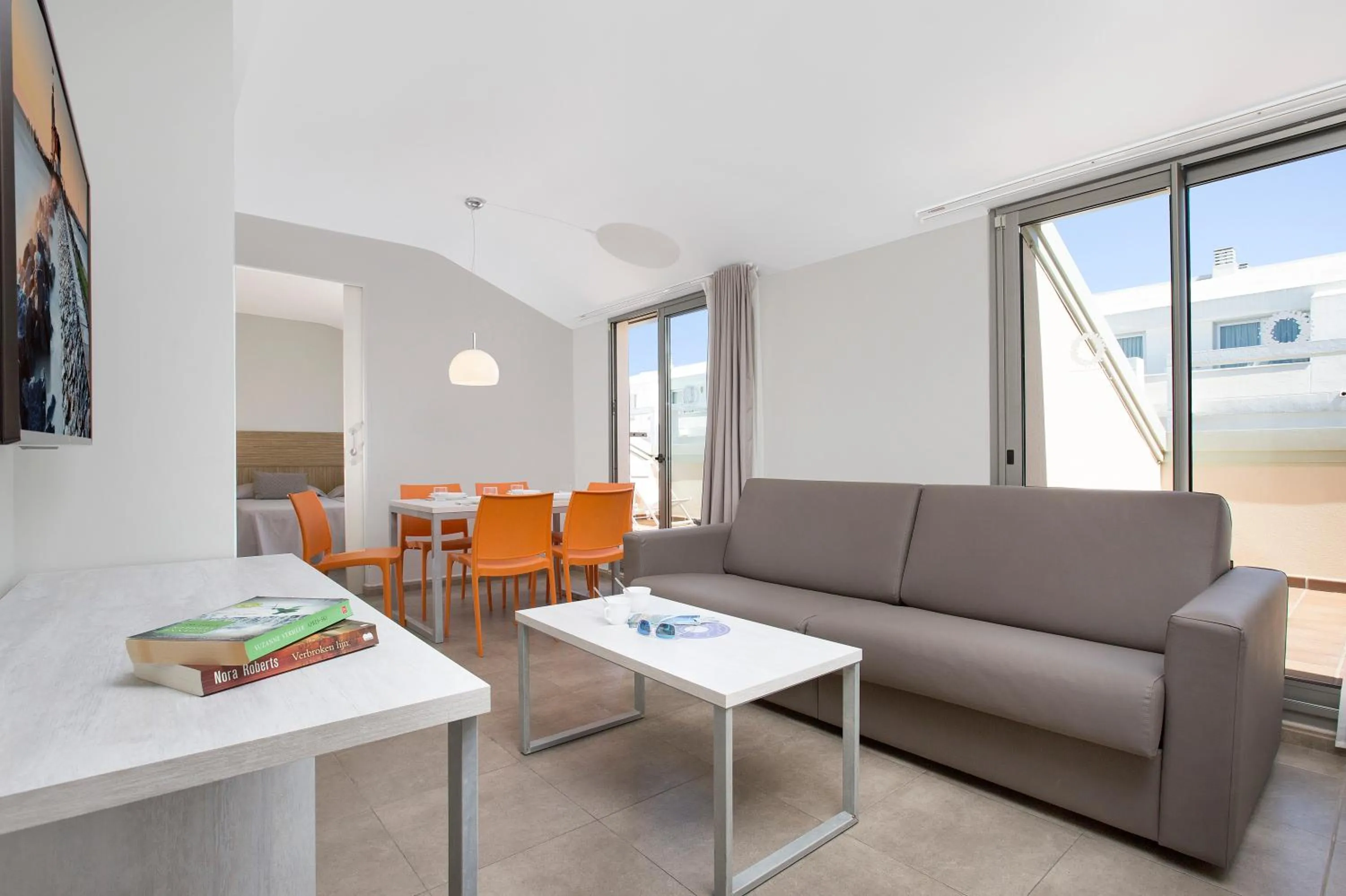 Communal lounge/ TV room in Aparthotel Odissea Park