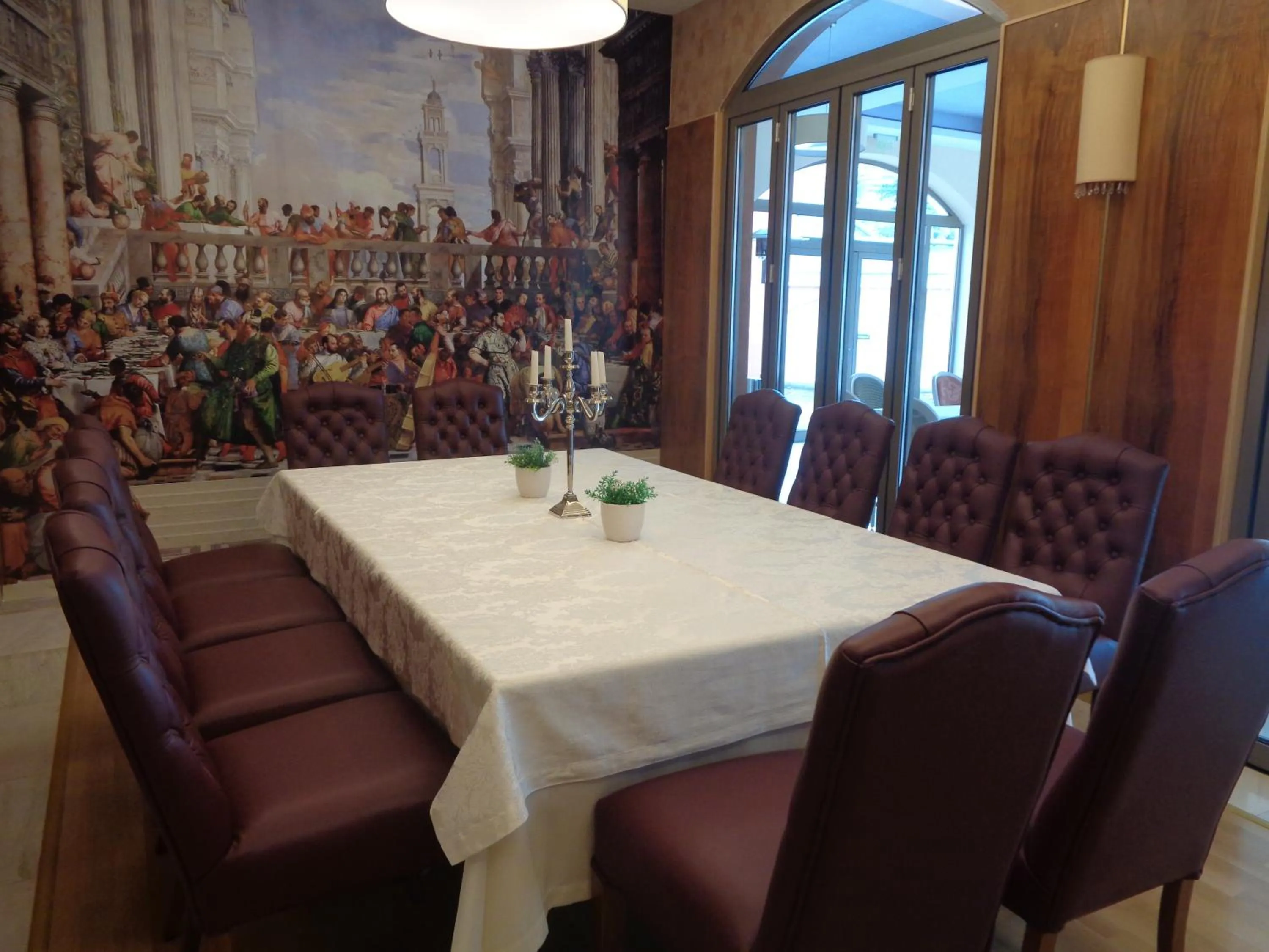 Restaurant/places to eat in Hotel Park Central