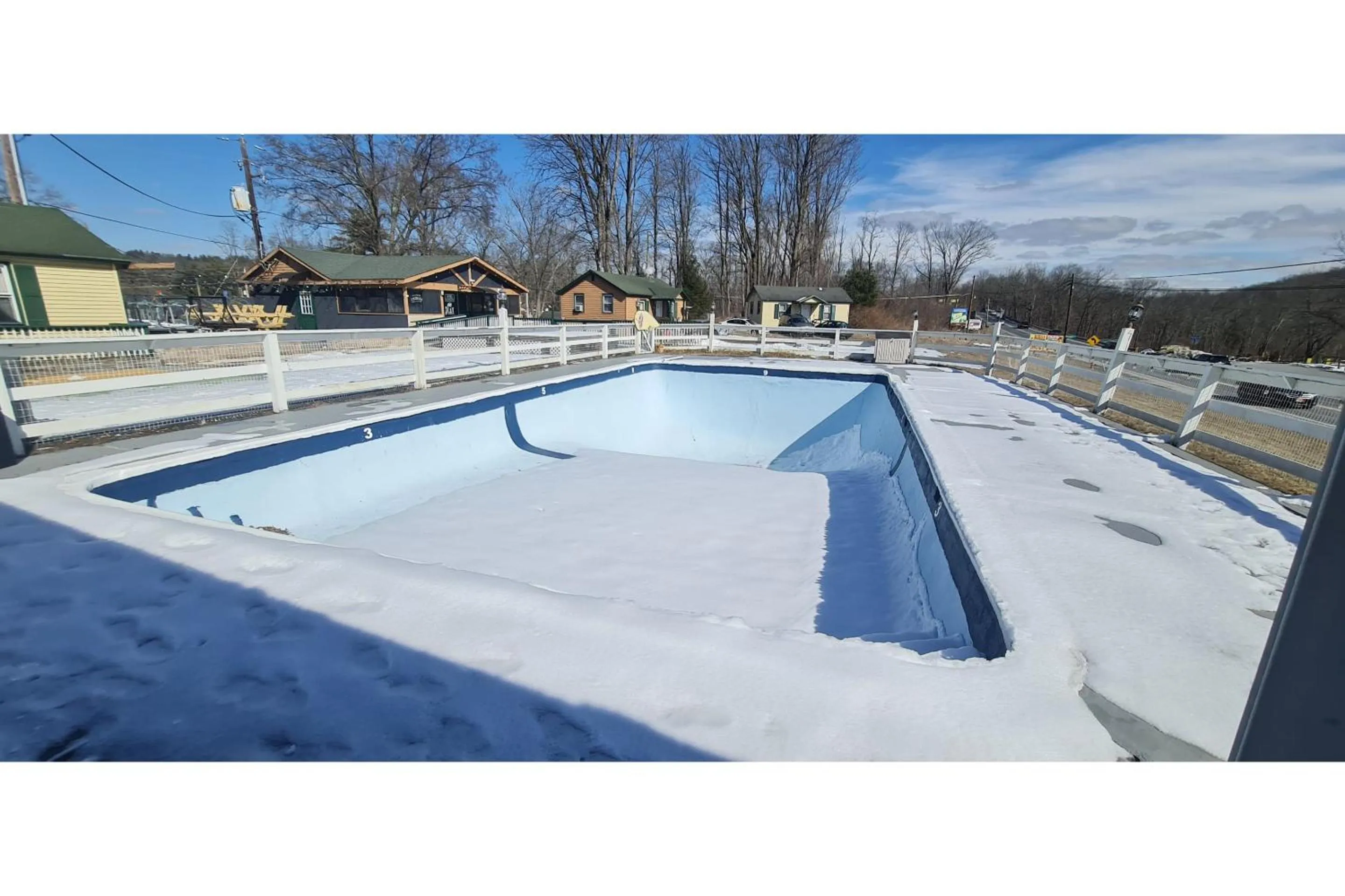Swimming pool in Werry's Cottages Motel & Pub by OYO East Stroudsburg Poconos